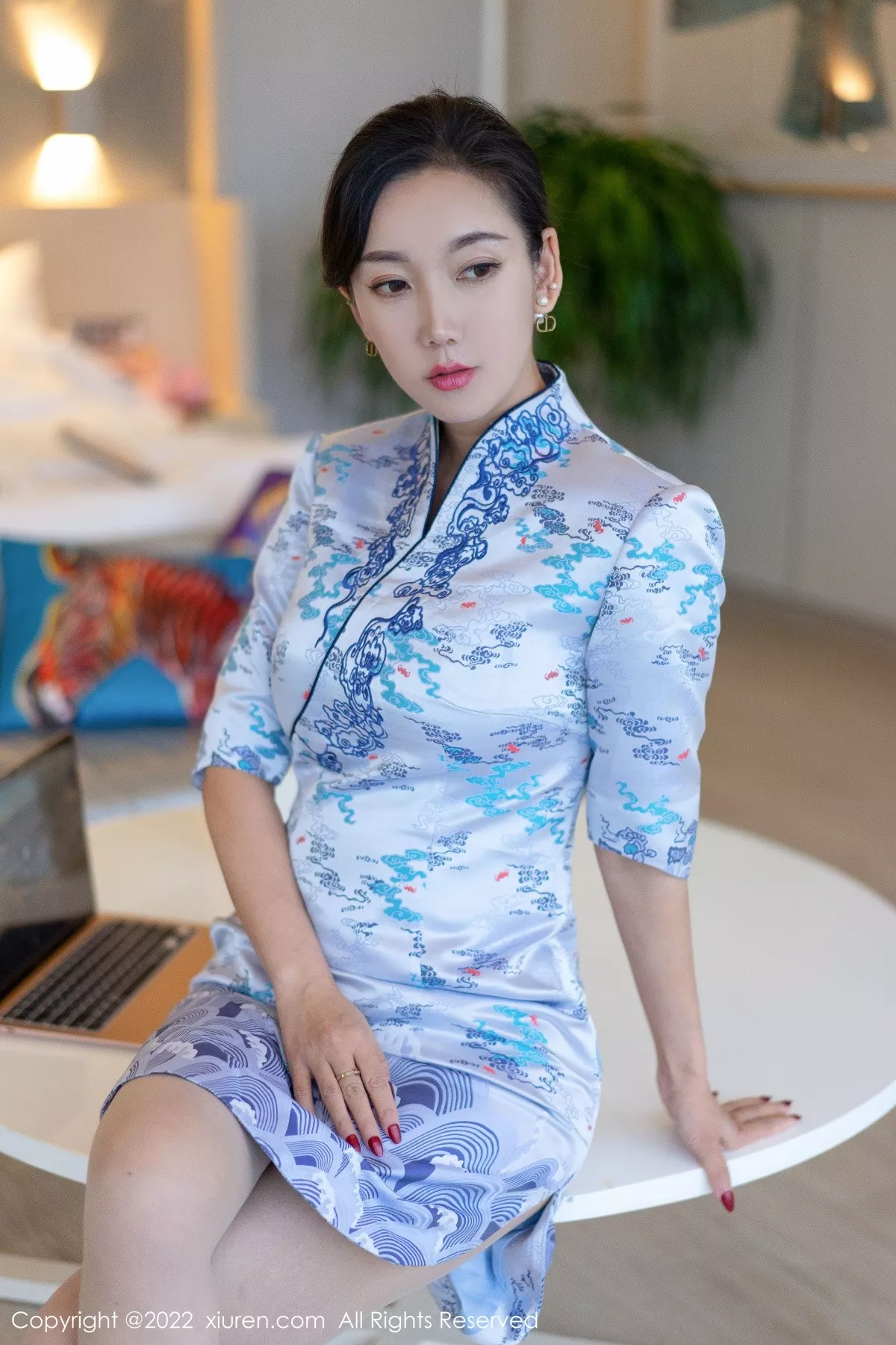 XiuRen第4613期_模特艾静香三亚旅拍蓝色旗袍露米色内衣配原色丝袜诱惑写真40P