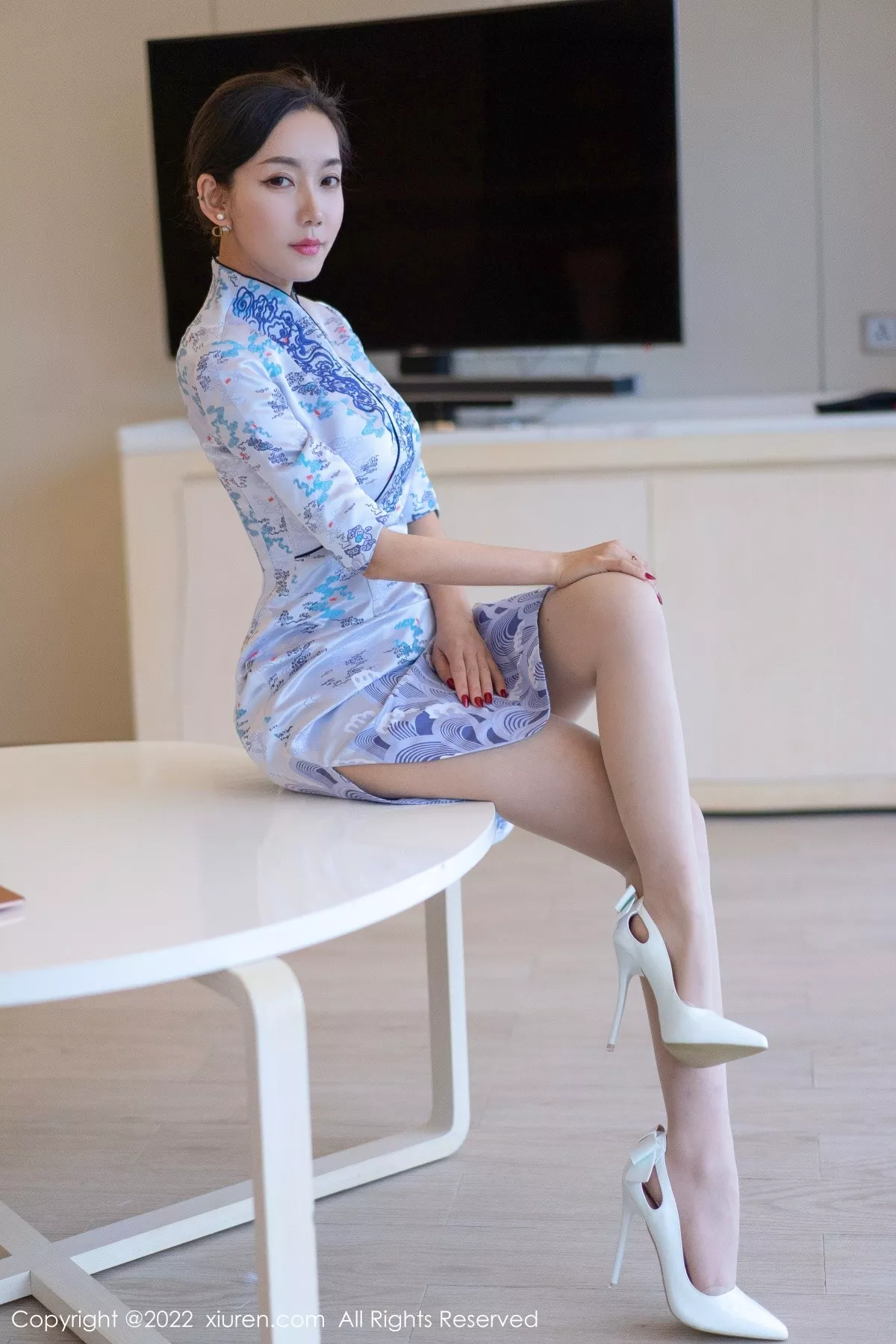 XiuRen第4613期_模特艾静香三亚旅拍蓝色旗袍露米色内衣配原色丝袜诱惑写真40P