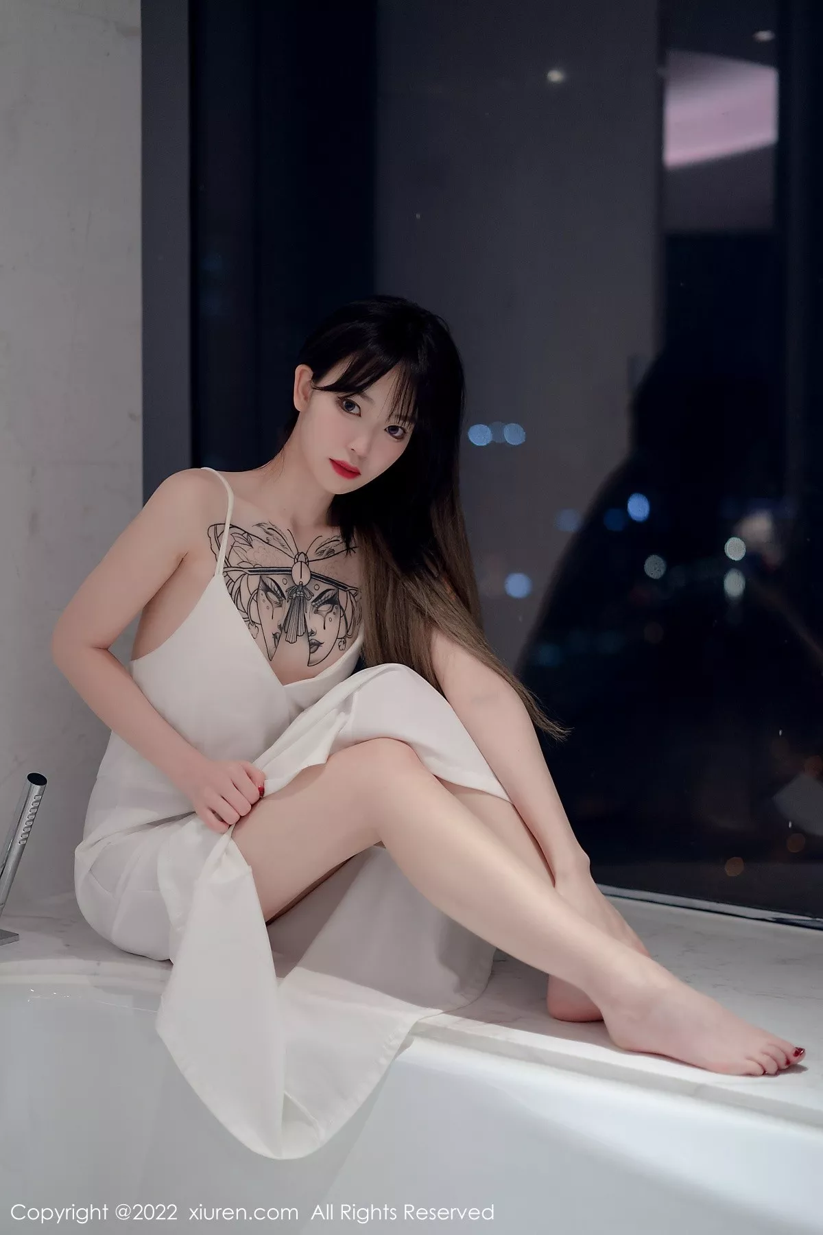 XiuRen第4611期_模特奶瓶私房浴室白色轻透薄纱吊带长裙半撩秀美腿诱惑写真55P