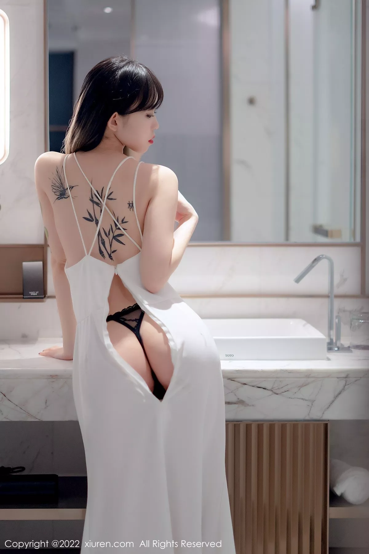XiuRen第4611期_模特奶瓶私房浴室白色轻透薄纱吊带长裙半撩秀美腿诱惑写真55P