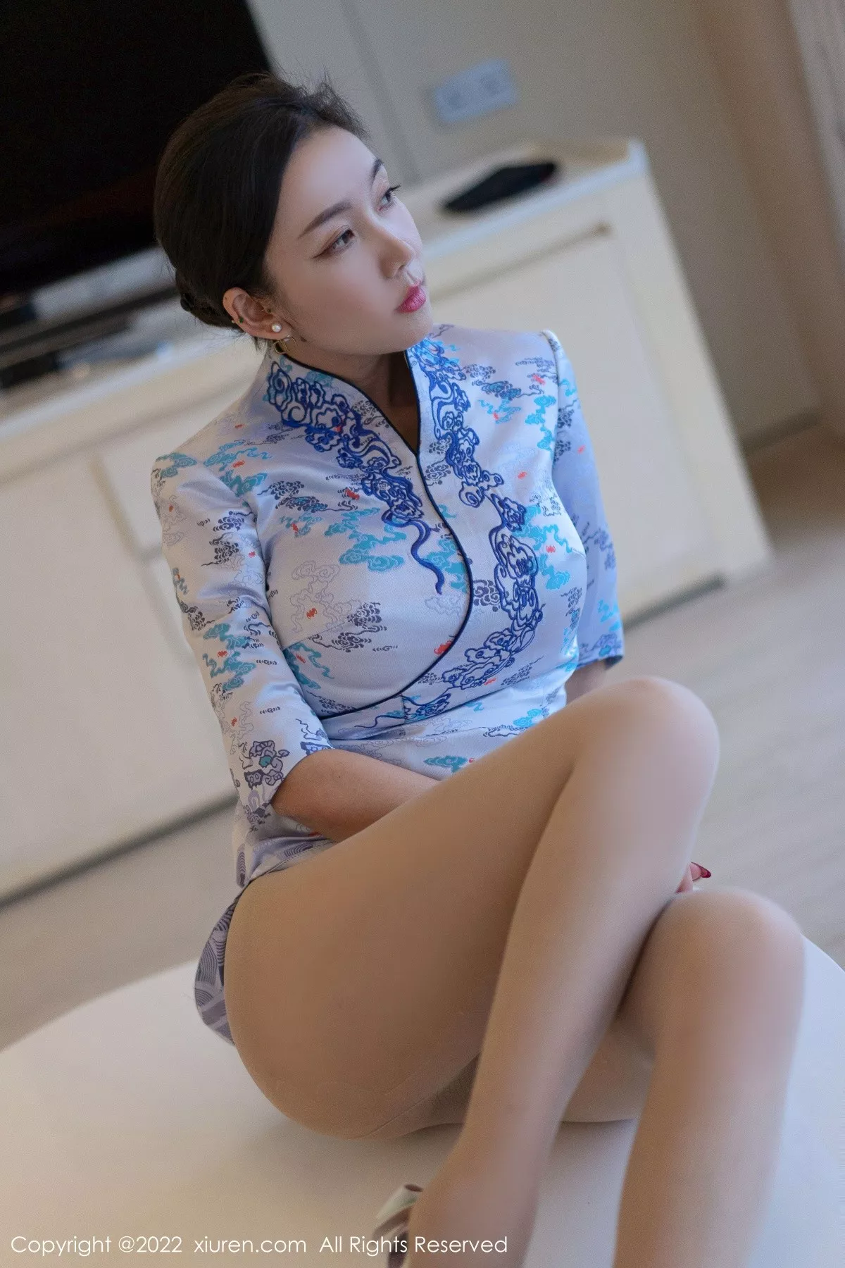XiuRen第4613期_模特艾静香三亚旅拍蓝色旗袍露米色内衣配原色丝袜诱惑写真40P