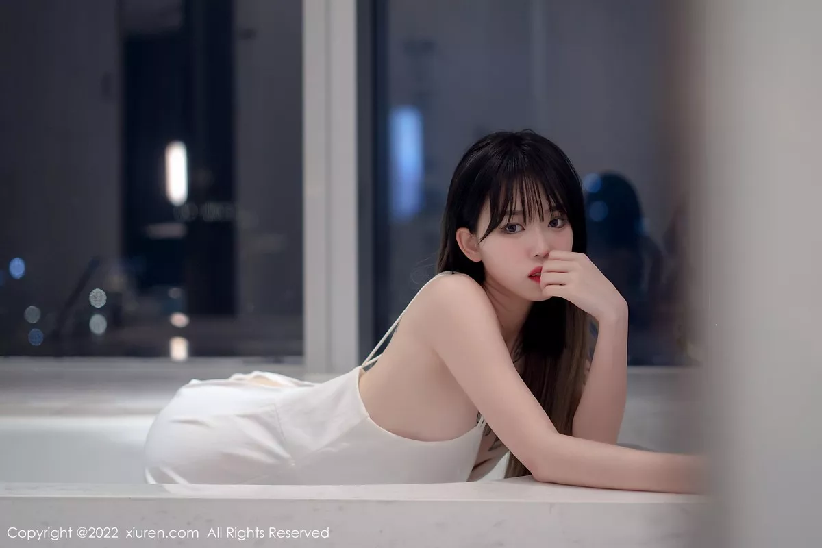 XiuRen第4611期_模特奶瓶私房浴室白色轻透薄纱吊带长裙半撩秀美腿诱惑写真55P