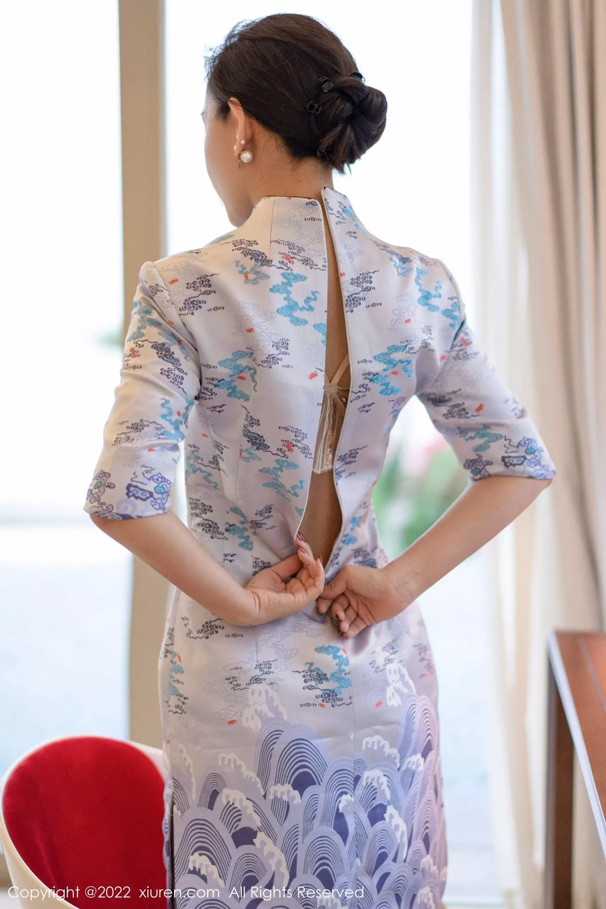 XiuRen第4613期_模特艾静香三亚旅拍蓝色旗袍露米色内衣配原色丝袜诱惑写真40P