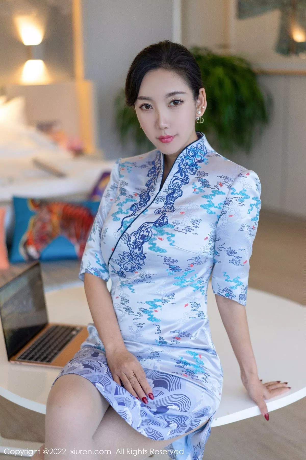 XiuRen第4613期_模特艾静香三亚旅拍蓝色旗袍露米色内衣配原色丝袜诱惑写真40P