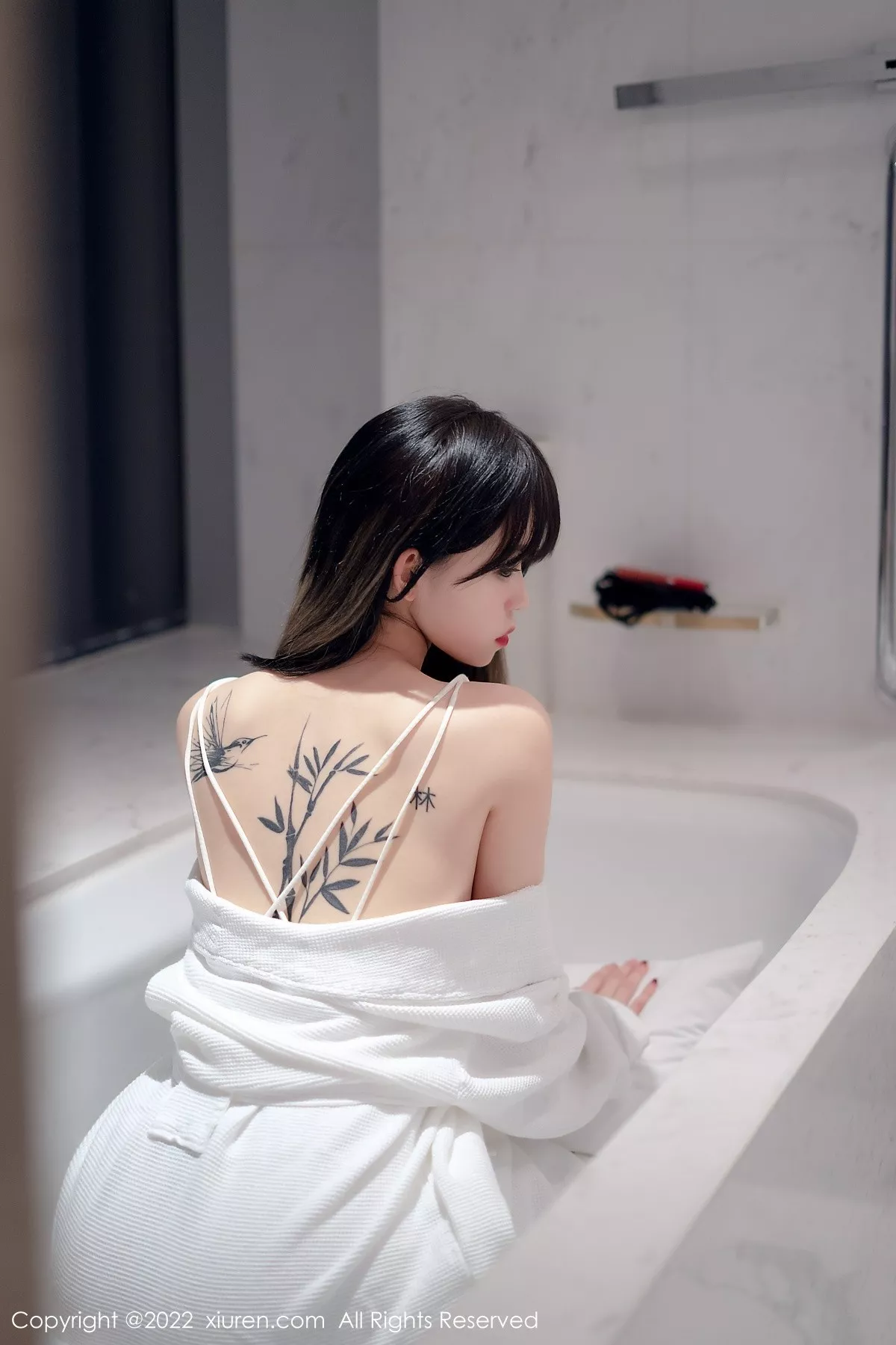 XiuRen第4611期_模特奶瓶私房浴室白色轻透薄纱吊带长裙半撩秀美腿诱惑写真55P