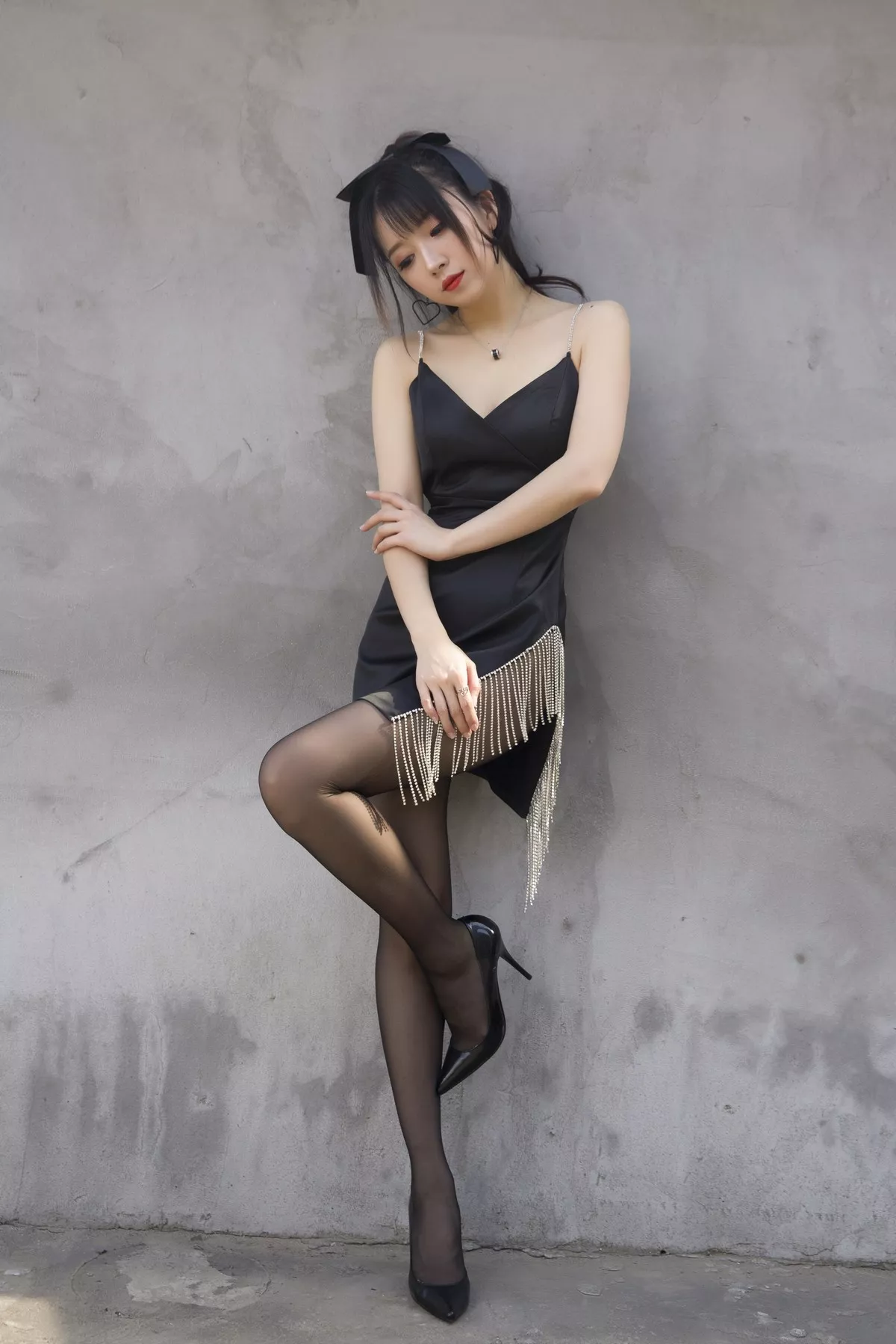 斗鱼主播小女巫露娜黑色流苏主题性感吊带短裙配黑丝裤袜秀翘臀美腿诱惑写真32P