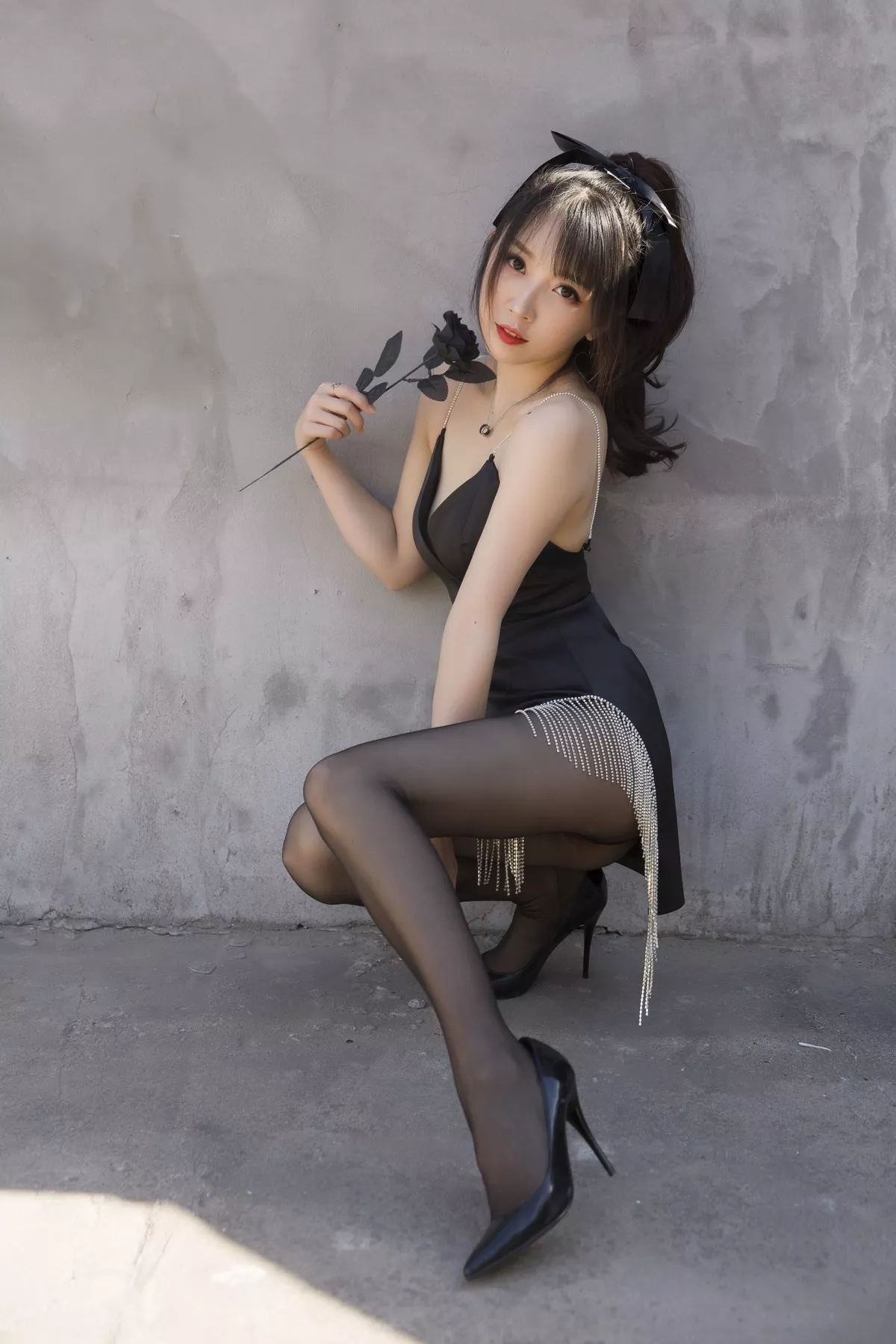 斗鱼主播小女巫露娜黑色流苏主题性感吊带短裙配黑丝裤袜秀翘臀美腿诱惑写真32P