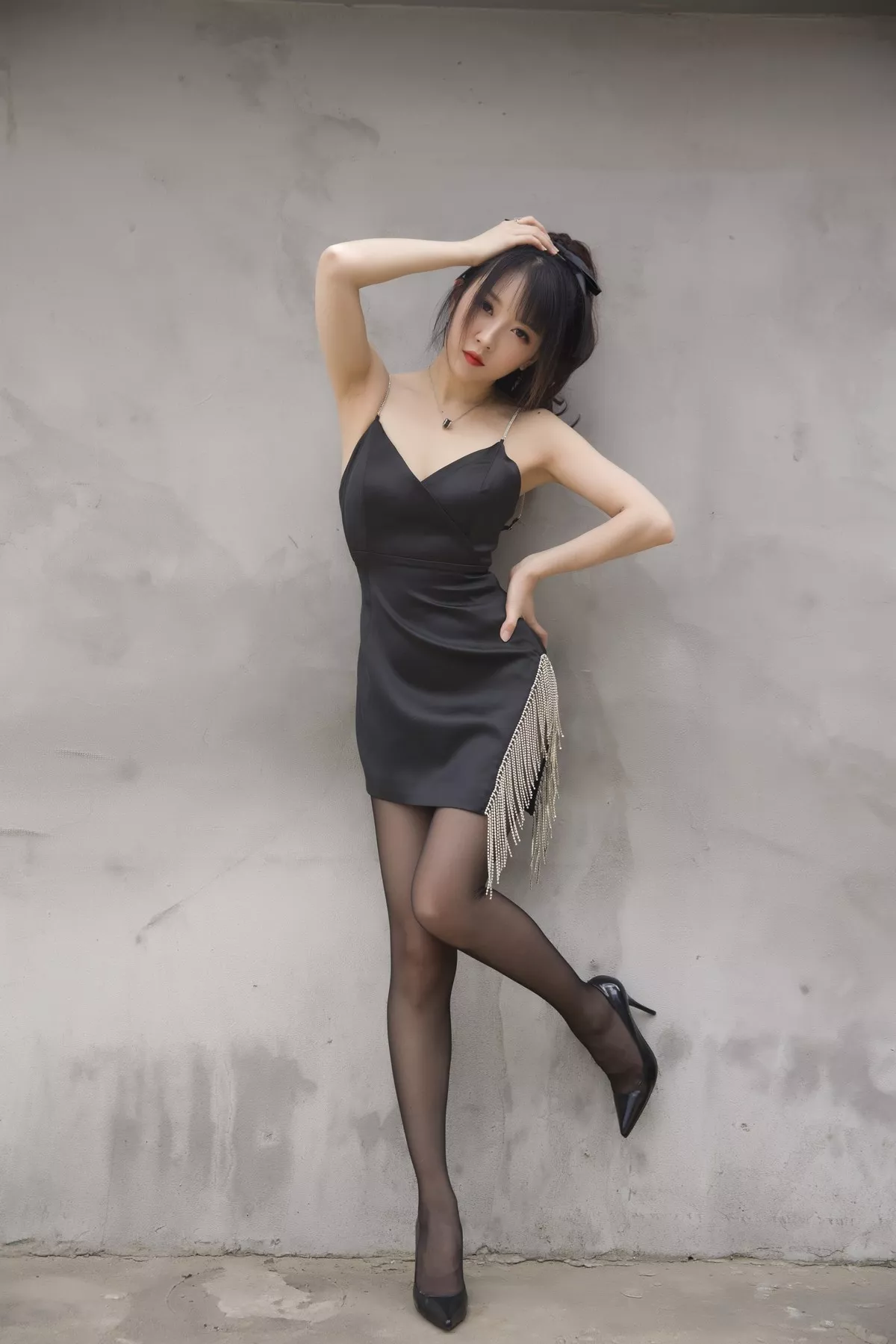 斗鱼主播小女巫露娜黑色流苏主题性感吊带短裙配黑丝裤袜秀翘臀美腿诱惑写真32P
