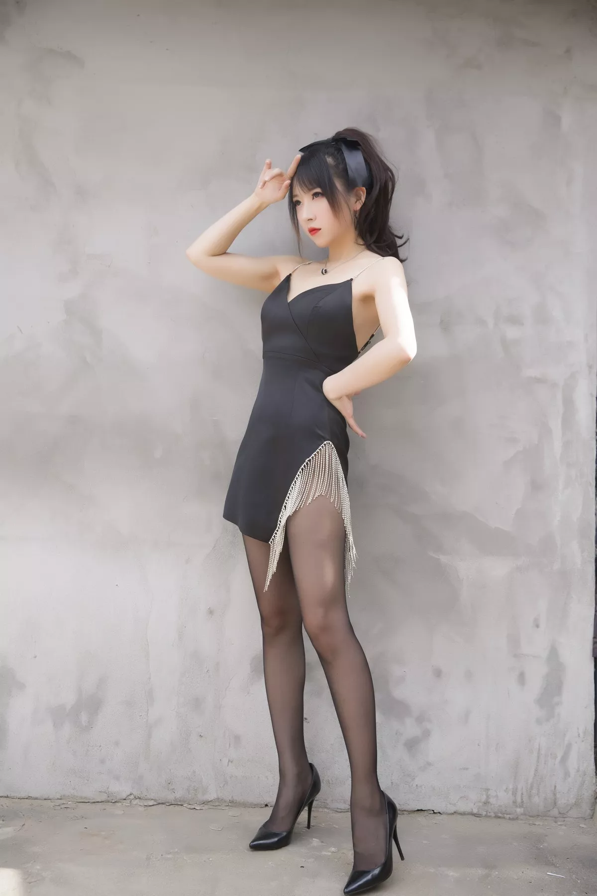 斗鱼主播小女巫露娜黑色流苏主题性感吊带短裙配黑丝裤袜秀翘臀美腿诱惑写真32P