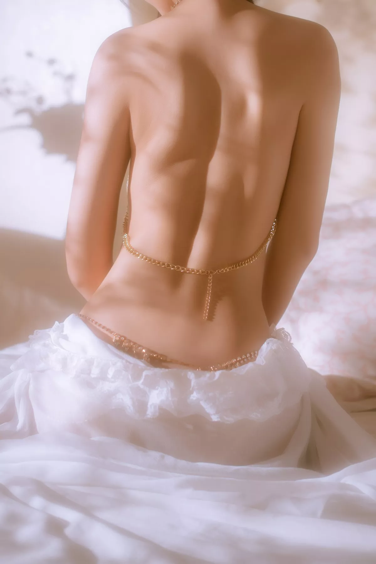 阳光美少女萌芽儿o0金色套装主题私房床上性感白色薄透上衣配金色内衣诱惑写真70P