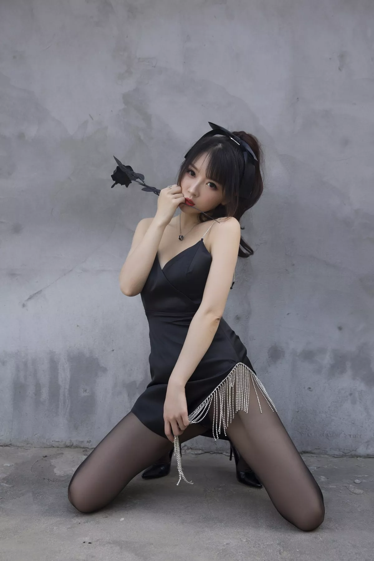 斗鱼主播小女巫露娜黑色流苏主题性感吊带短裙配黑丝裤袜秀翘臀美腿诱惑写真32P