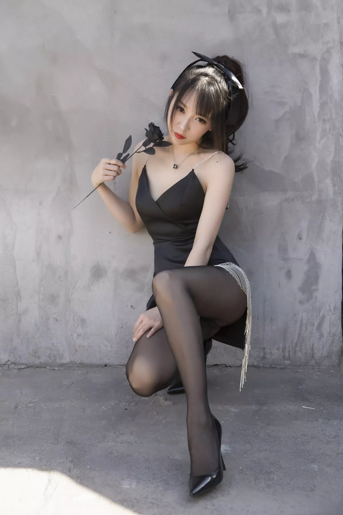 斗鱼主播小女巫露娜黑色流苏主题性感吊带短裙配黑丝裤袜秀翘臀美腿诱惑写真32P