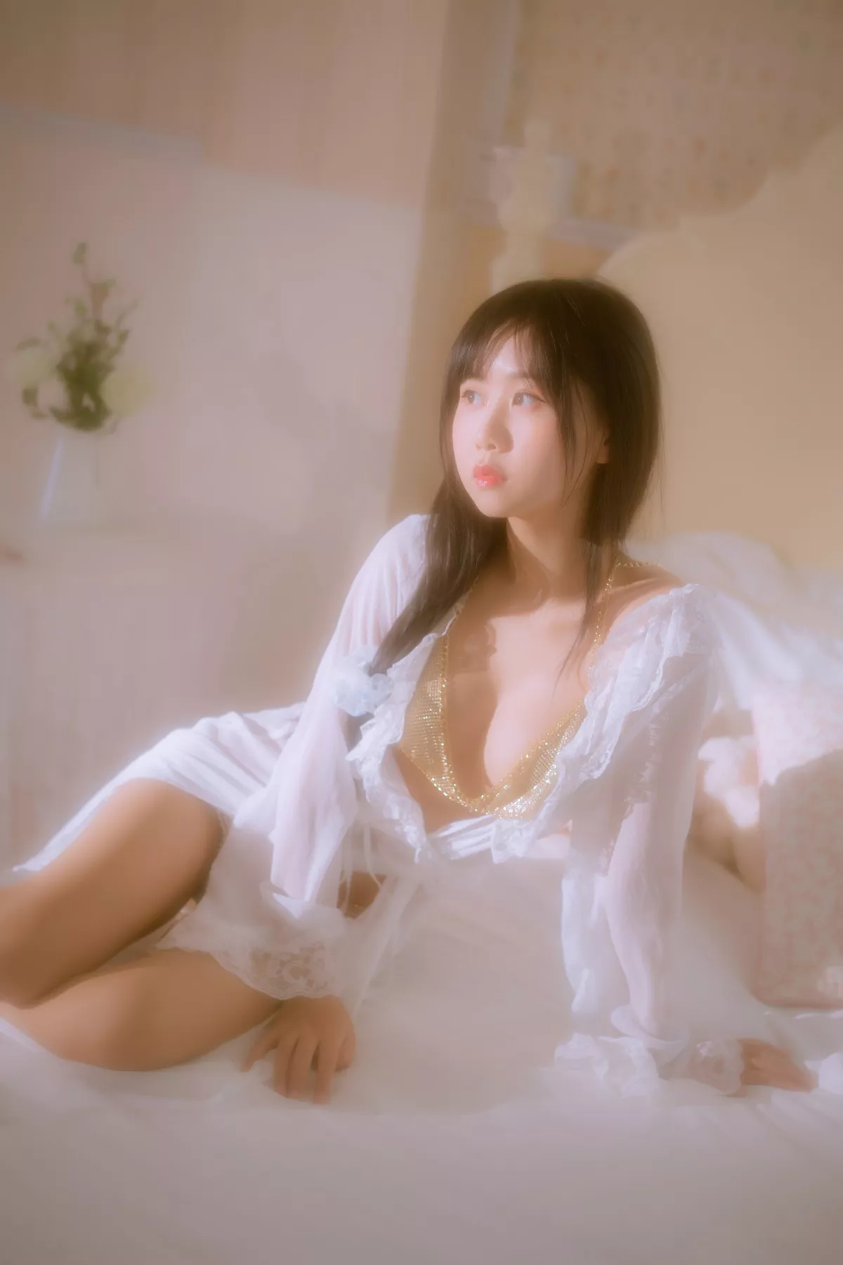 阳光美少女萌芽儿o0金色套装主题私房床上性感白色薄透上衣配金色内衣诱惑写真70P