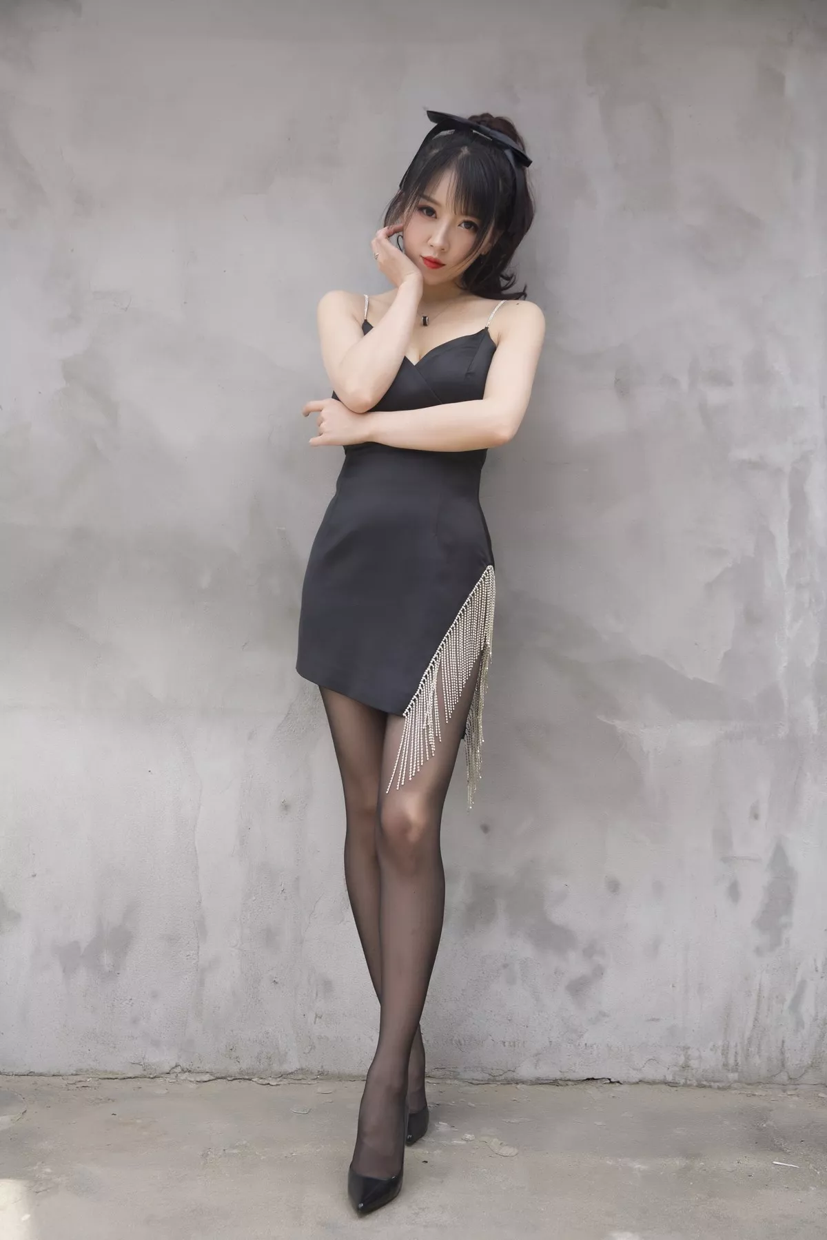 斗鱼主播小女巫露娜黑色流苏主题性感吊带短裙配黑丝裤袜秀翘臀美腿诱惑写真32P