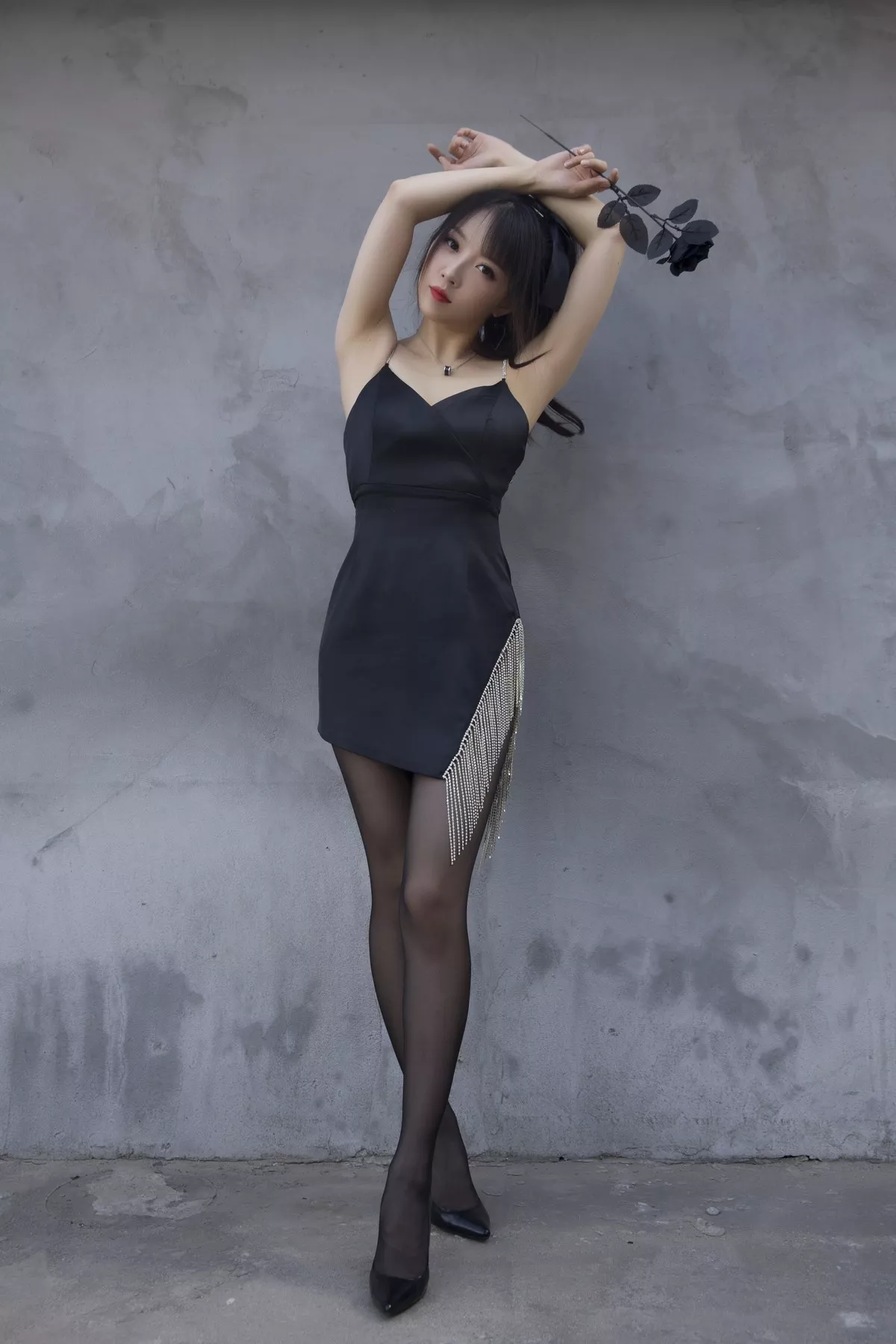 斗鱼主播小女巫露娜黑色流苏主题性感吊带短裙配黑丝裤袜秀翘臀美腿诱惑写真32P