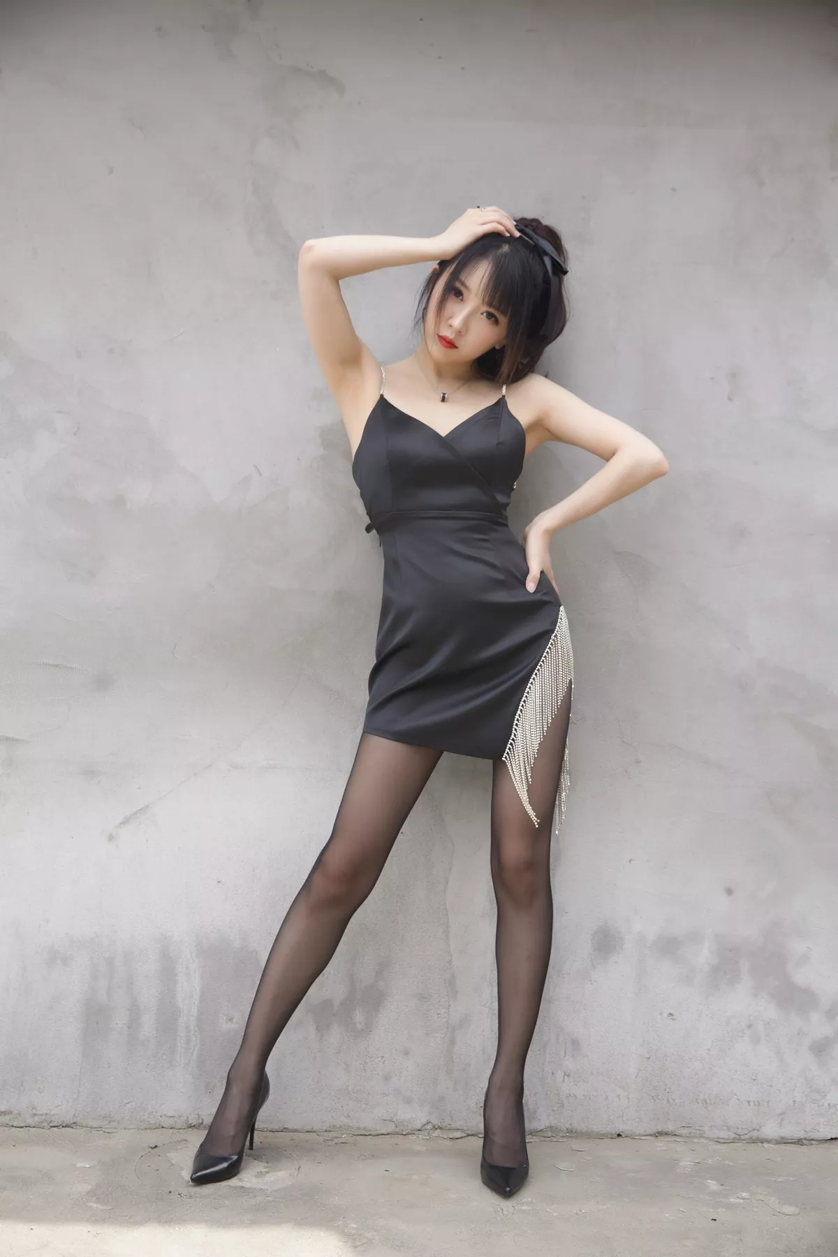 斗鱼主播小女巫露娜黑色流苏主题性感吊带短裙配黑丝裤袜秀翘臀美腿诱惑写真32P