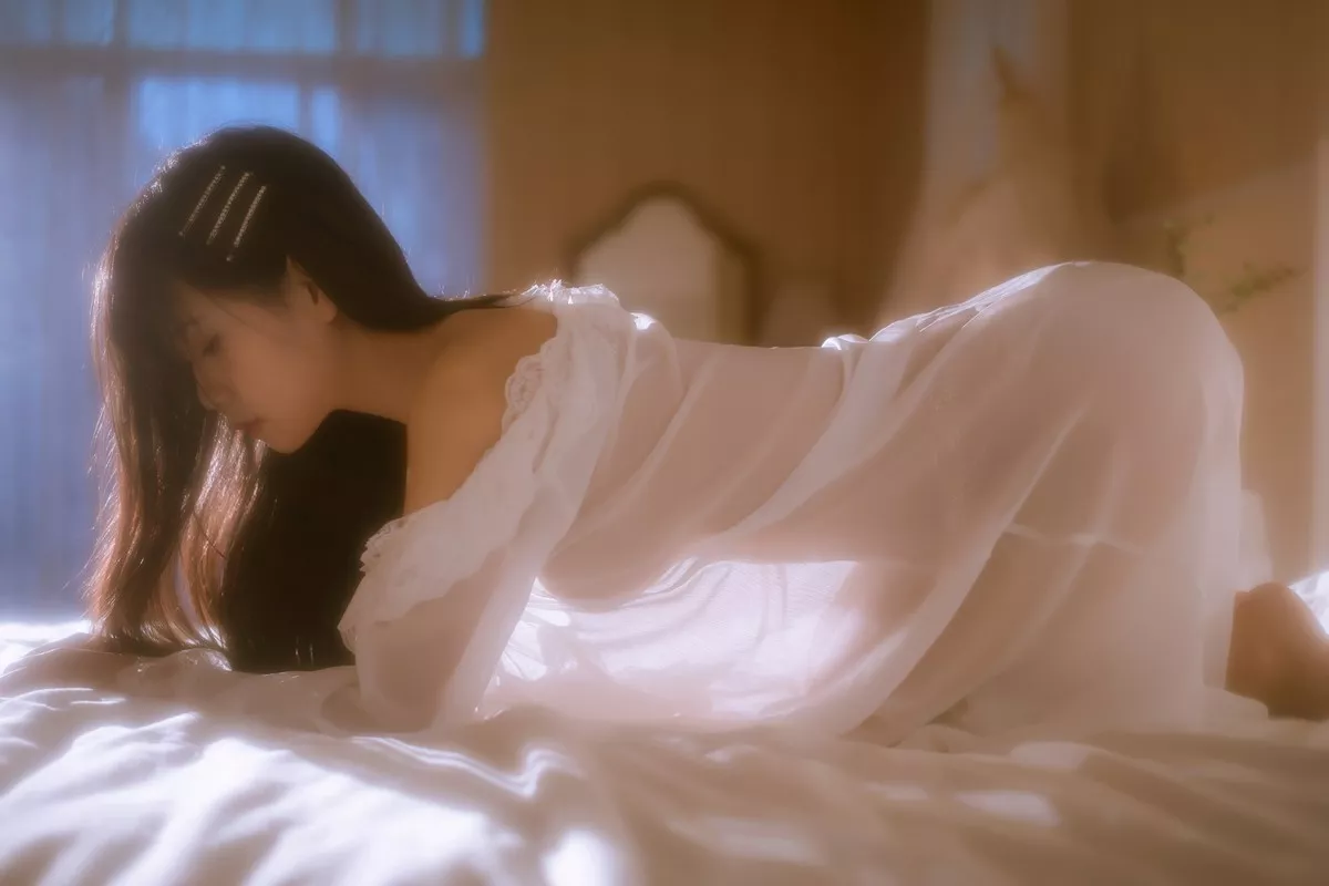 阳光美少女萌芽儿o0金色套装主题私房床上性感白色薄透上衣配金色内衣诱惑写真70P
