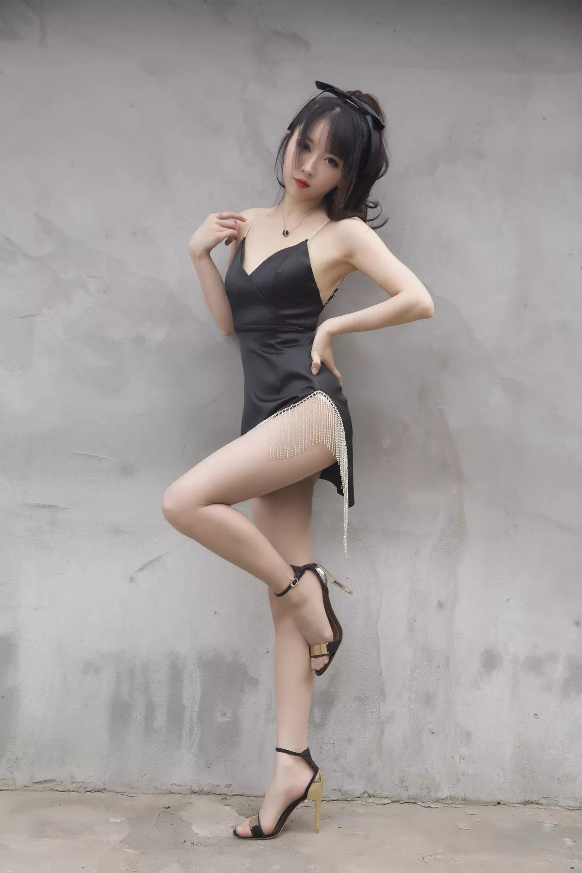 斗鱼主播小女巫露娜黑色流苏主题性感吊带短裙配黑丝裤袜秀翘臀美腿诱惑写真32P