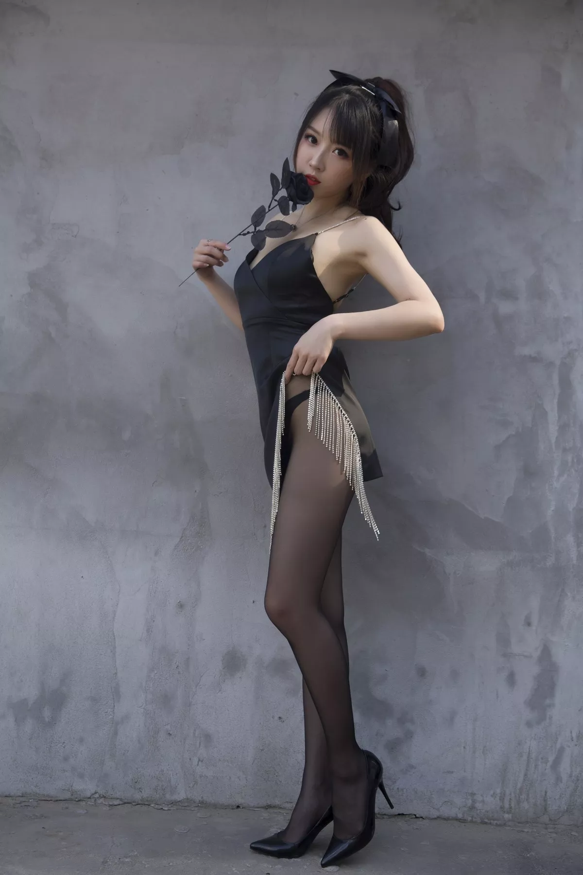 斗鱼主播小女巫露娜黑色流苏主题性感吊带短裙配黑丝裤袜秀翘臀美腿诱惑写真32P