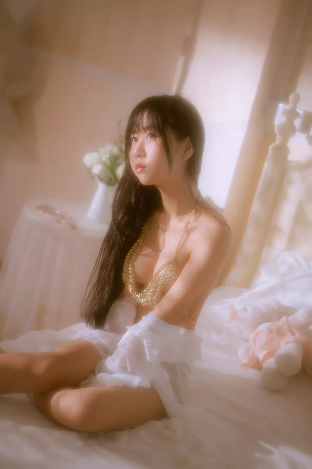 阳光美少女萌芽儿o0金色套装主题私房床上性感白色薄透上衣配金色内衣诱惑写真70P