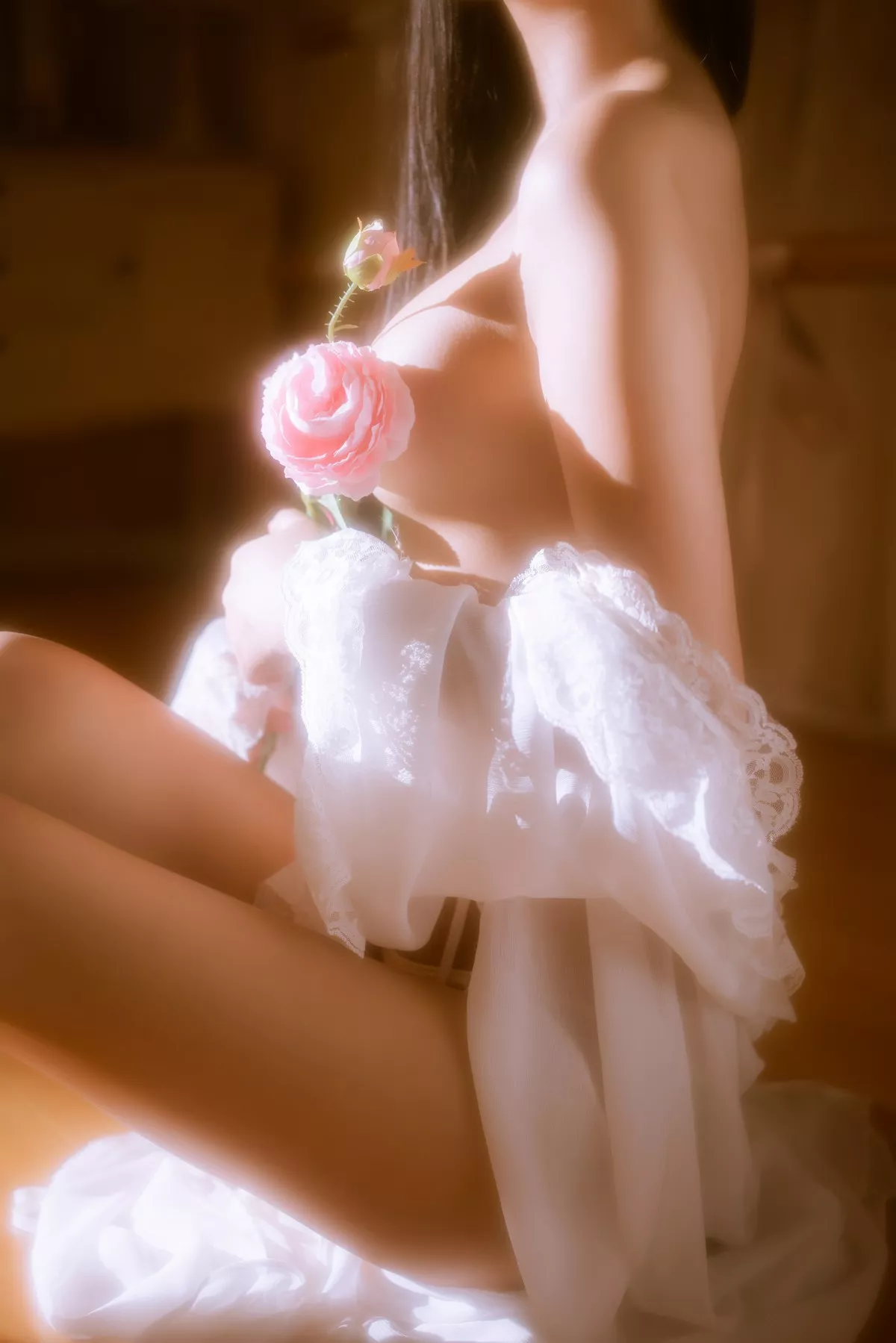 阳光美少女萌芽儿o0金色套装主题私房床上性感白色薄透上衣配金色内衣诱惑写真70P