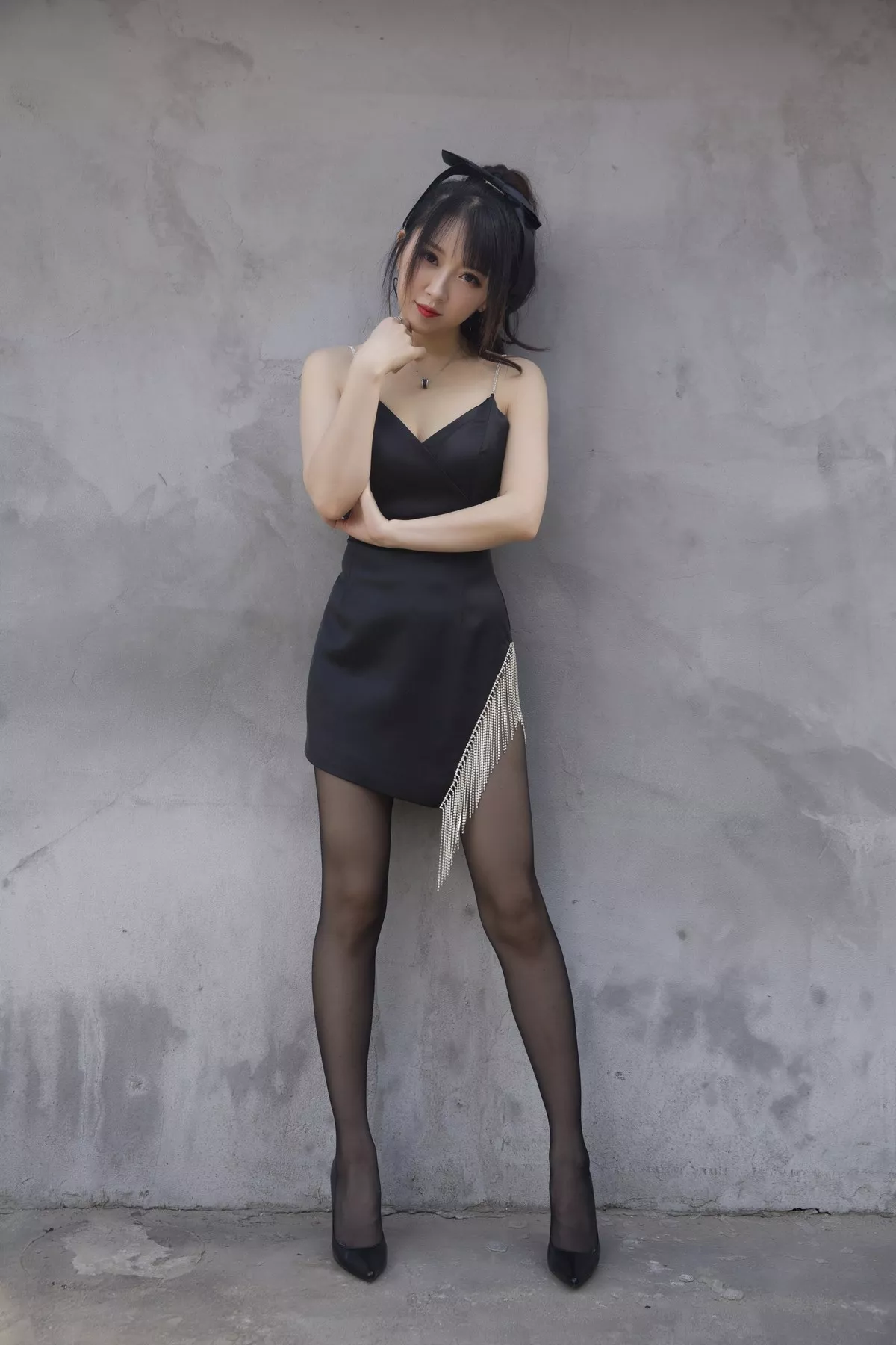 斗鱼主播小女巫露娜黑色流苏主题性感吊带短裙配黑丝裤袜秀翘臀美腿诱惑写真32P
