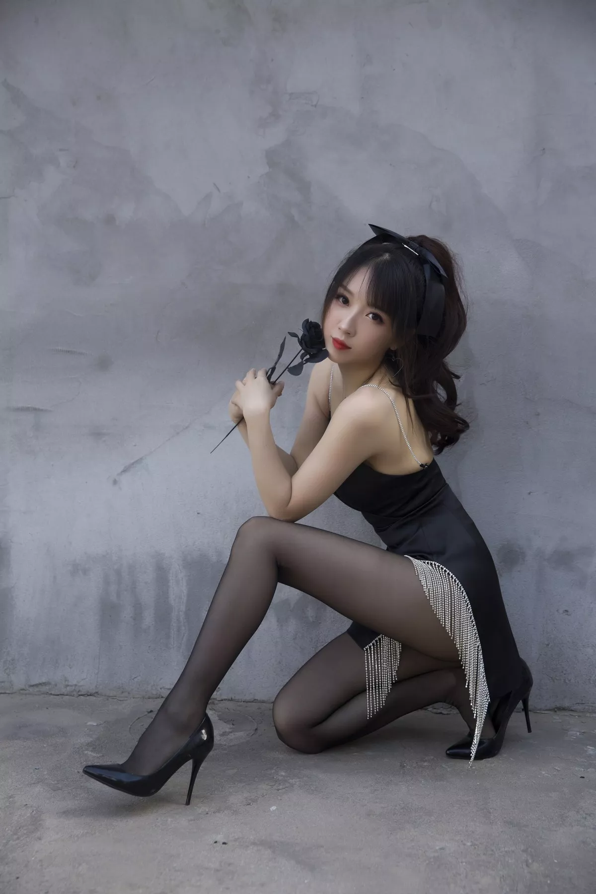斗鱼主播小女巫露娜黑色流苏主题性感吊带短裙配黑丝裤袜秀翘臀美腿诱惑写真32P