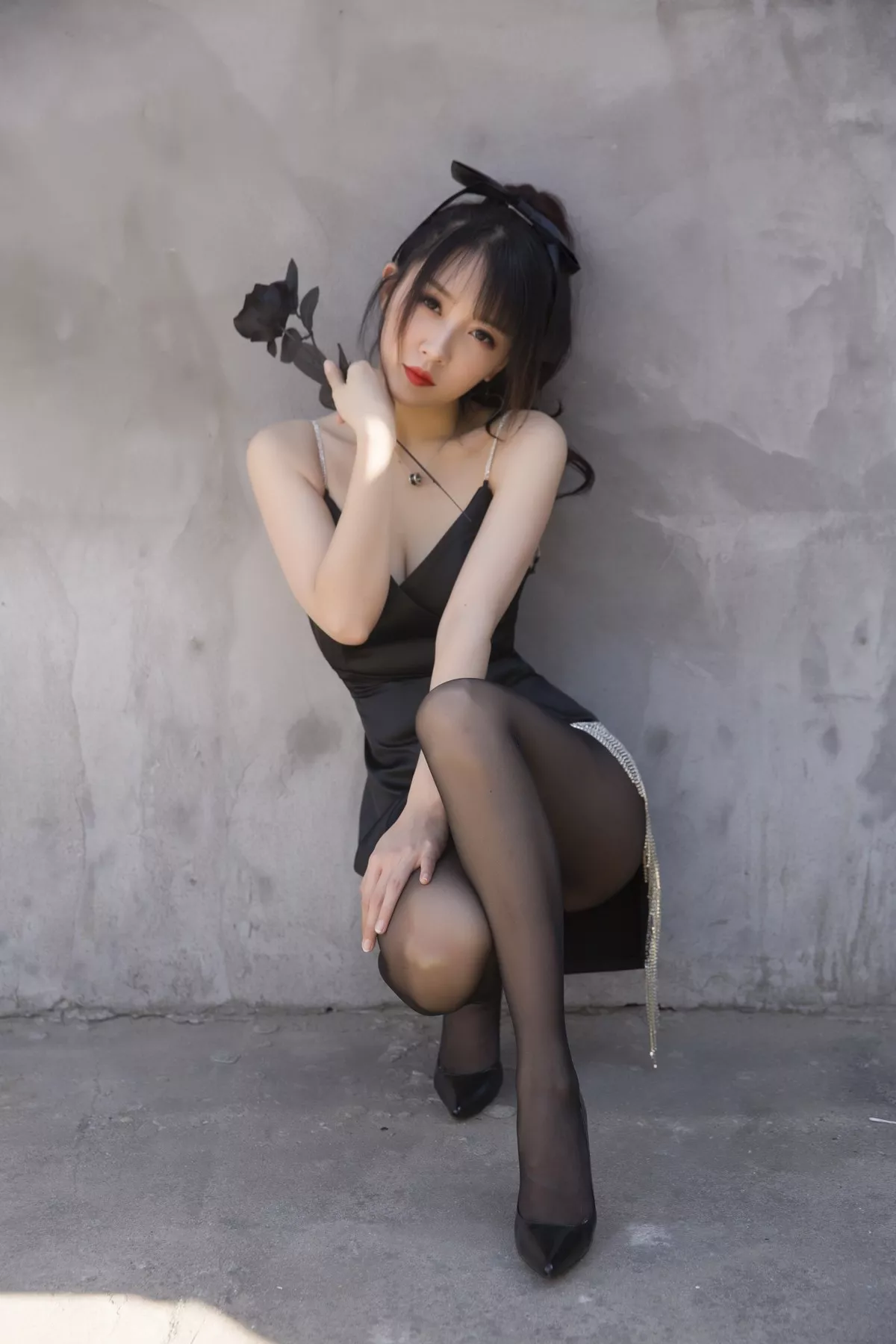 斗鱼主播小女巫露娜黑色流苏主题性感吊带短裙配黑丝裤袜秀翘臀美腿诱惑写真32P