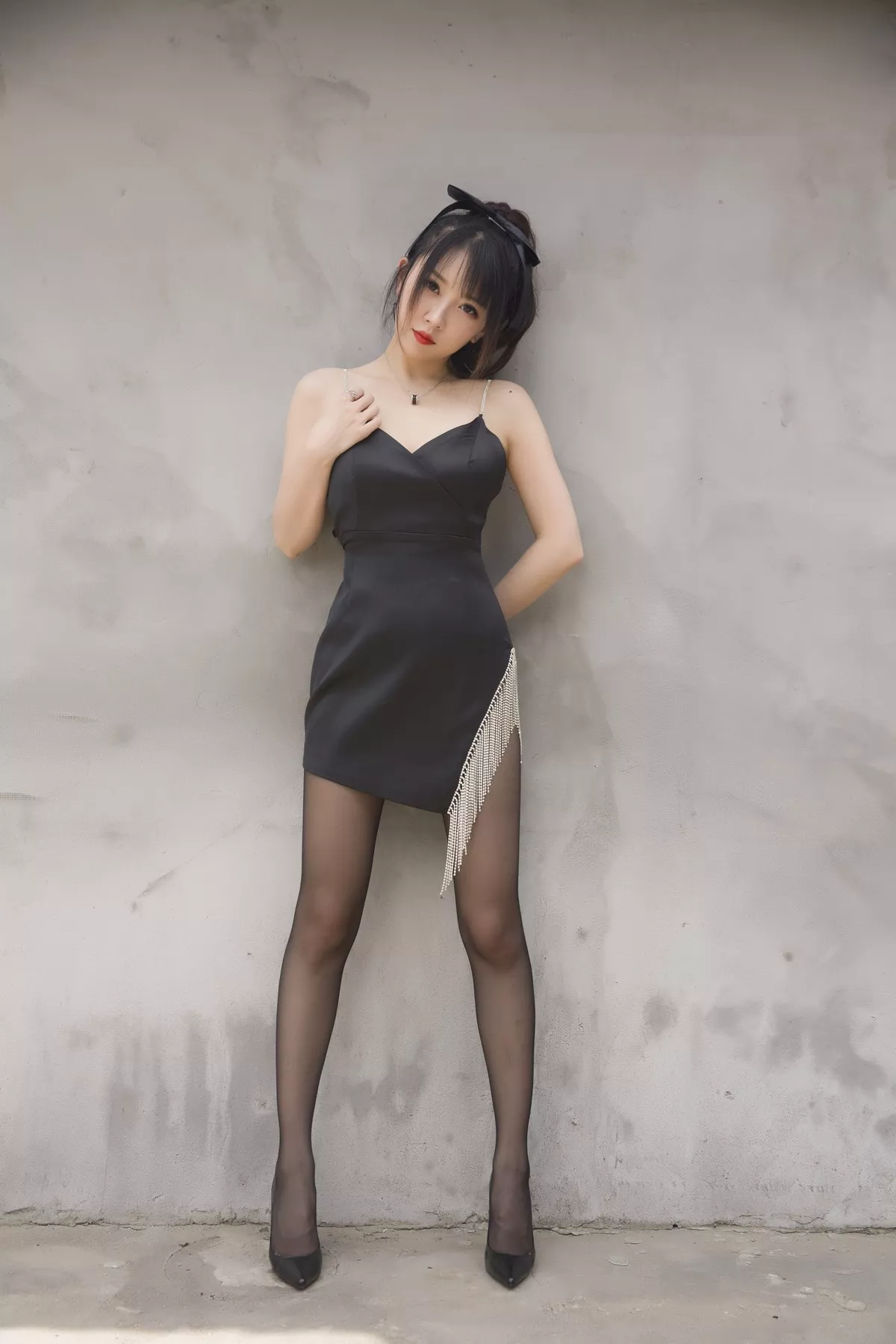 斗鱼主播小女巫露娜黑色流苏主题性感吊带短裙配黑丝裤袜秀翘臀美腿诱惑写真32P