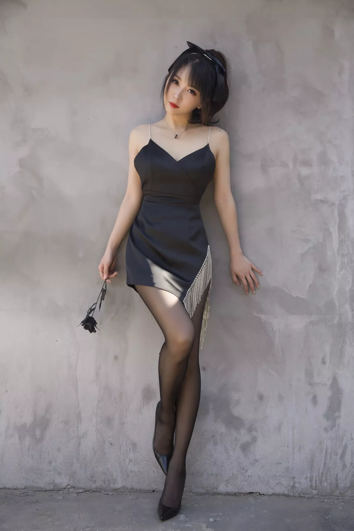 斗鱼主播小女巫露娜黑色流苏主题性感吊带短裙配黑丝裤袜秀翘臀美腿诱惑写真32P