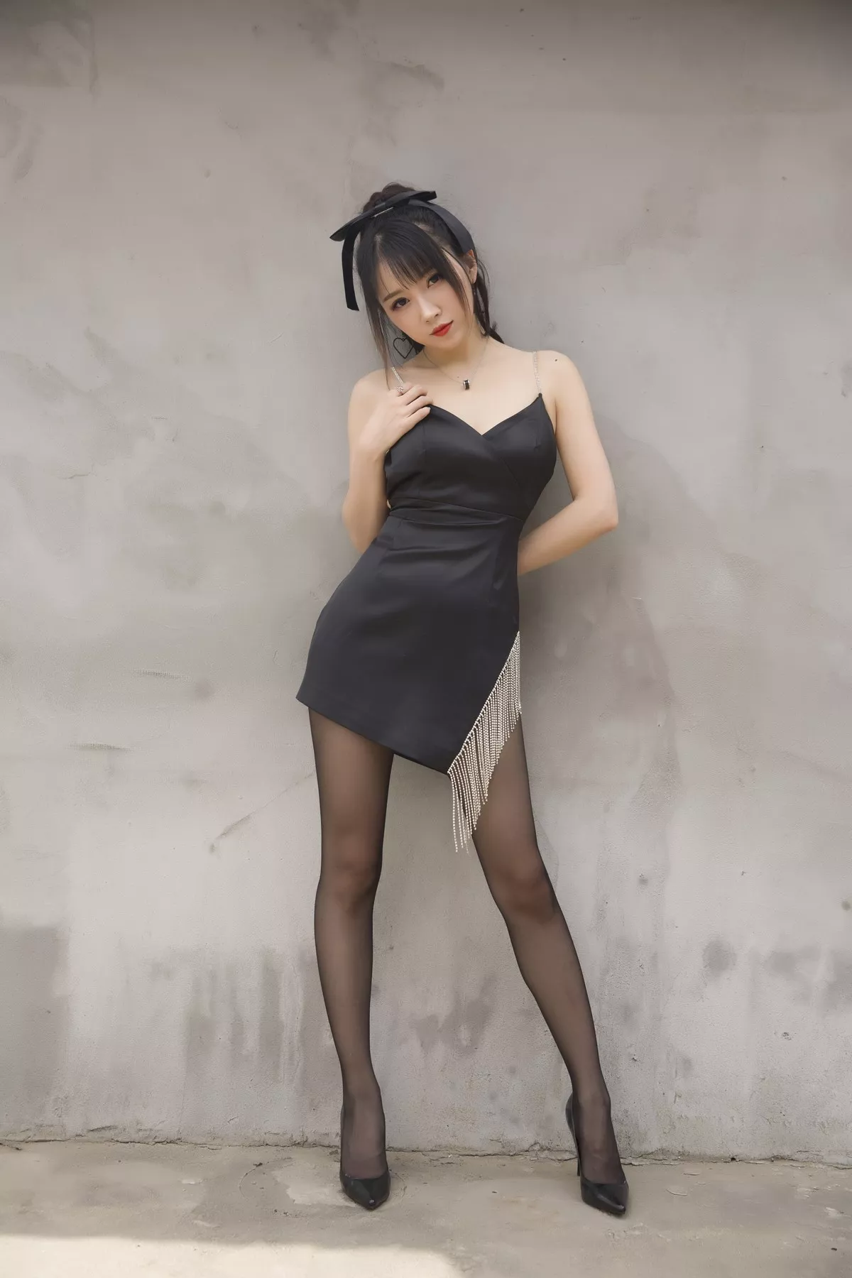 斗鱼主播小女巫露娜黑色流苏主题性感吊带短裙配黑丝裤袜秀翘臀美腿诱惑写真32P