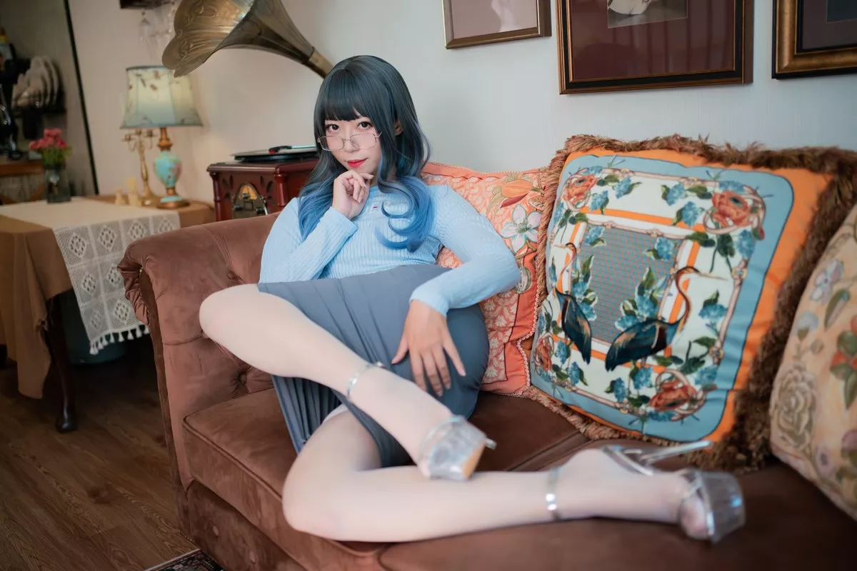 动漫博主Money冷冷吉他少女主题私房性感露臀长裙半撩露蕾丝袜撩人诱惑写真123P