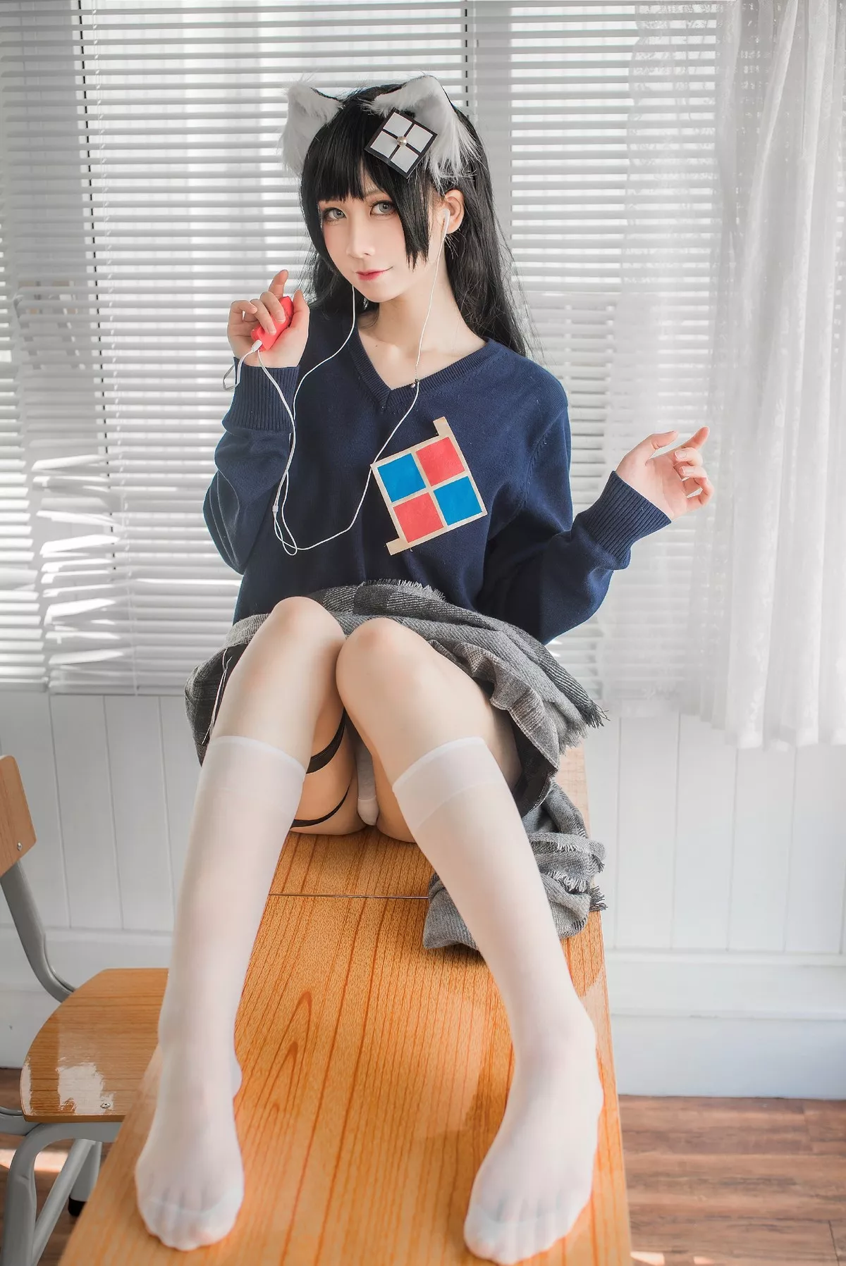 动漫博主izumi泉桃子纯白毕业季主题教室里灰色百褶裙配白丝袜秀美腿诱惑写真40P