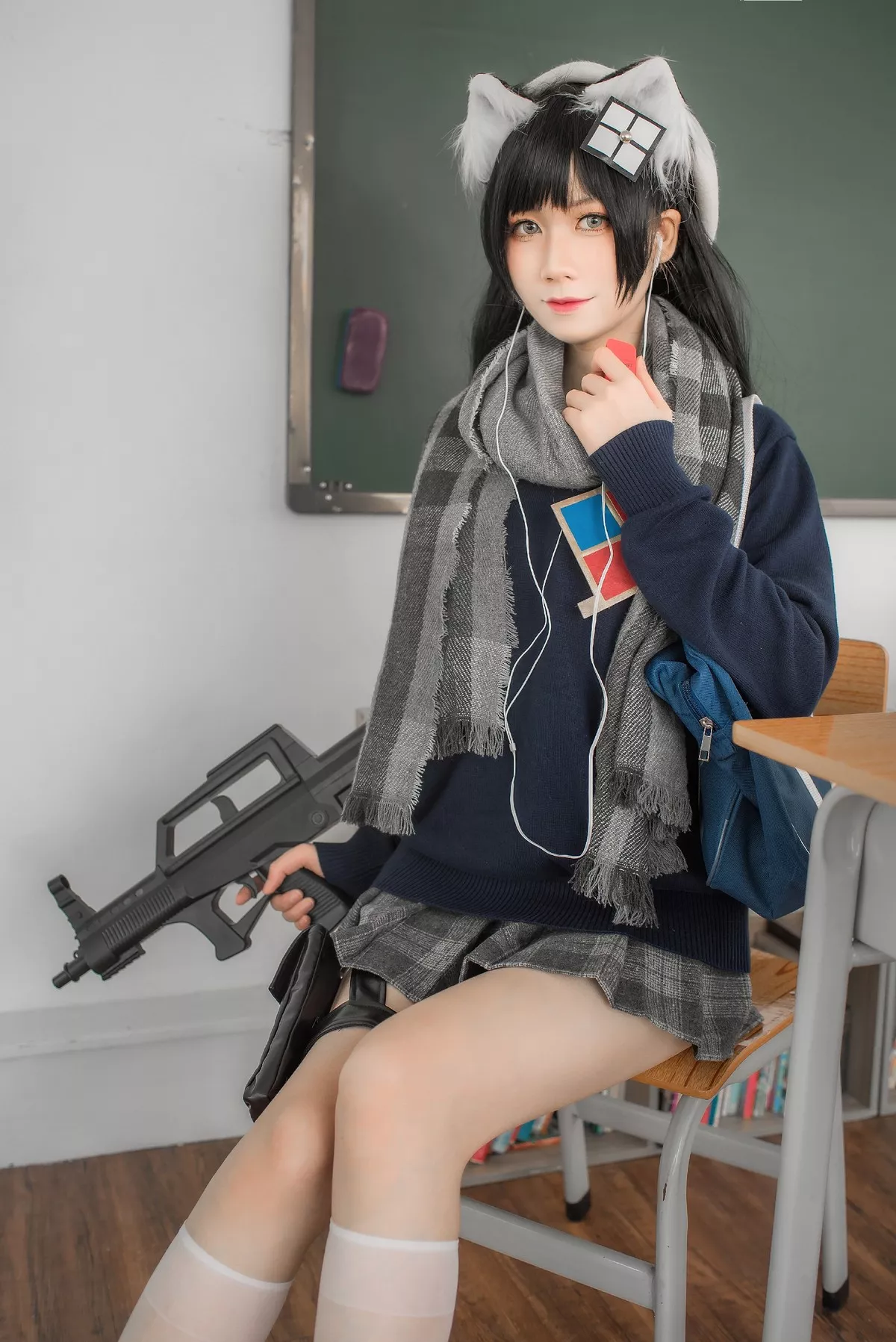 动漫博主izumi泉桃子纯白毕业季主题教室里灰色百褶裙配白丝袜秀美腿诱惑写真40P