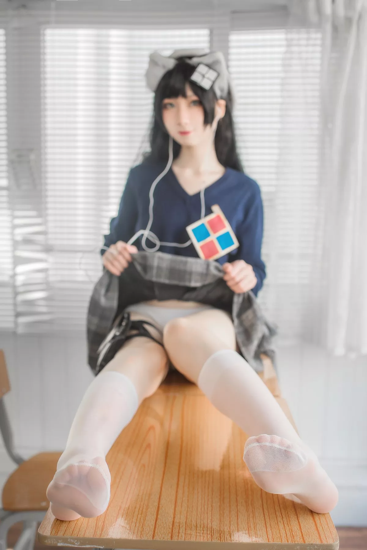 动漫博主izumi泉桃子纯白毕业季主题教室里灰色百褶裙配白丝袜秀美腿诱惑写真40P