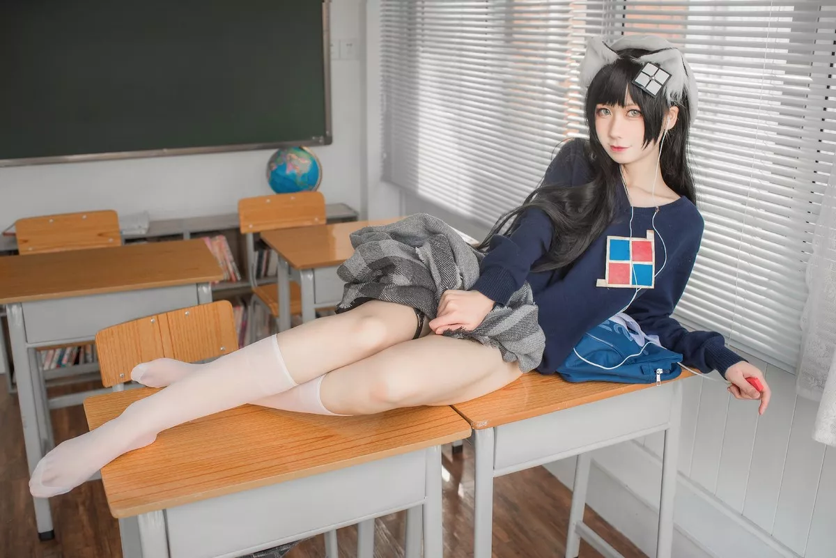 动漫博主izumi泉桃子纯白毕业季主题教室里灰色百褶裙配白丝袜秀美腿诱惑写真40P