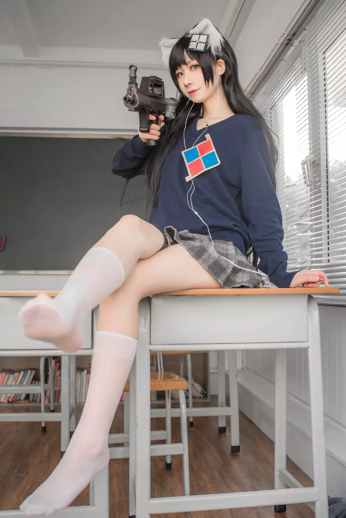 动漫博主izumi泉桃子纯白毕业季主题教室里灰色百褶裙配白丝袜秀美腿诱惑写真40P