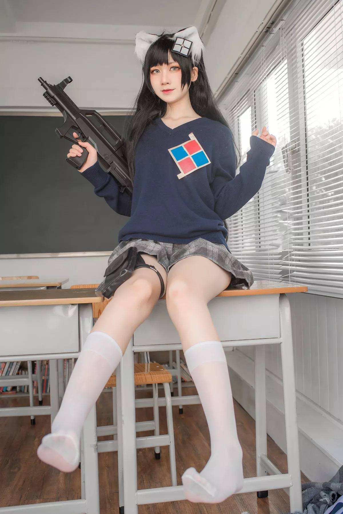 动漫博主izumi泉桃子纯白毕业季主题教室里灰色百褶裙配白丝袜秀美腿诱惑写真40P