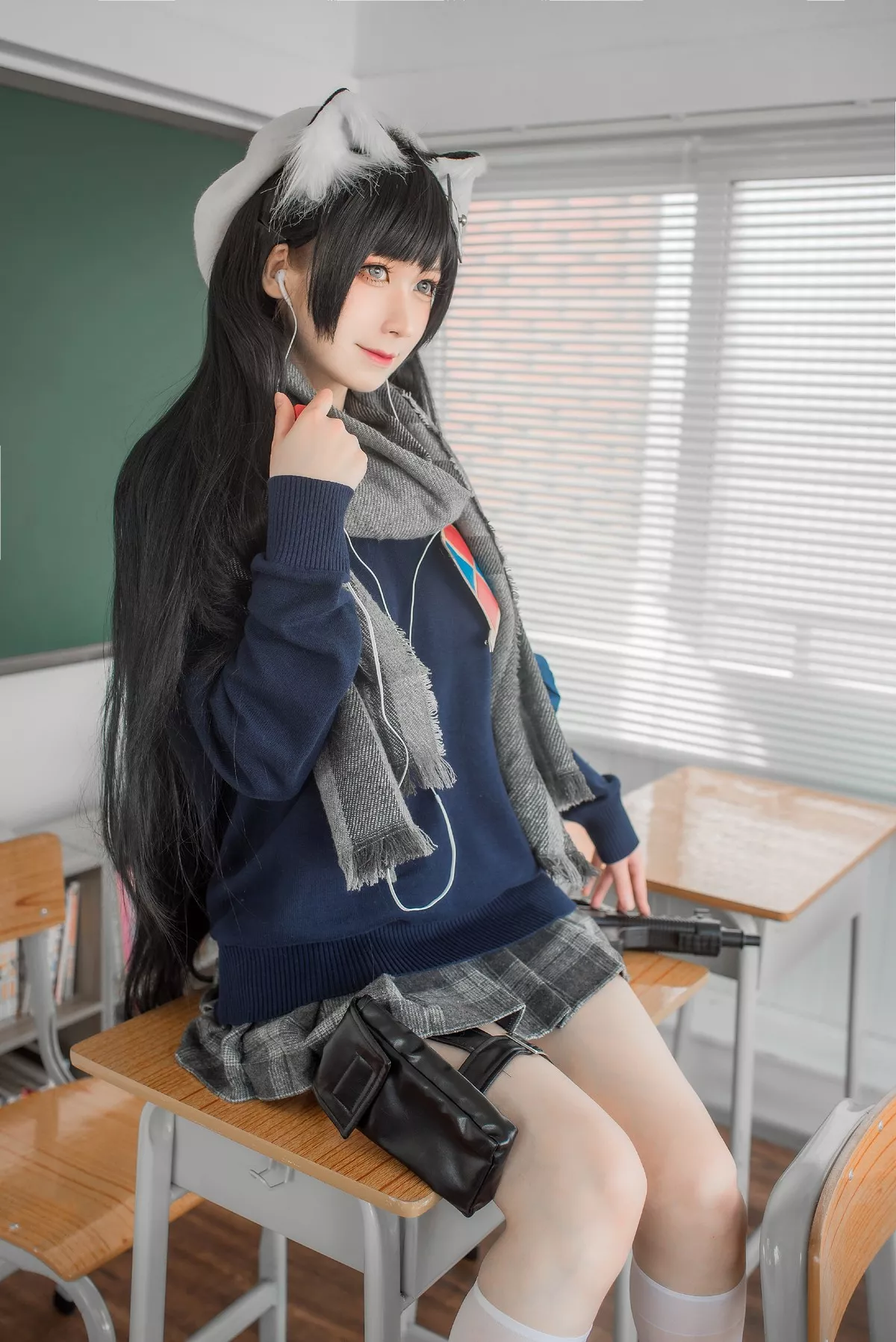 动漫博主izumi泉桃子纯白毕业季主题教室里灰色百褶裙配白丝袜秀美腿诱惑写真40P