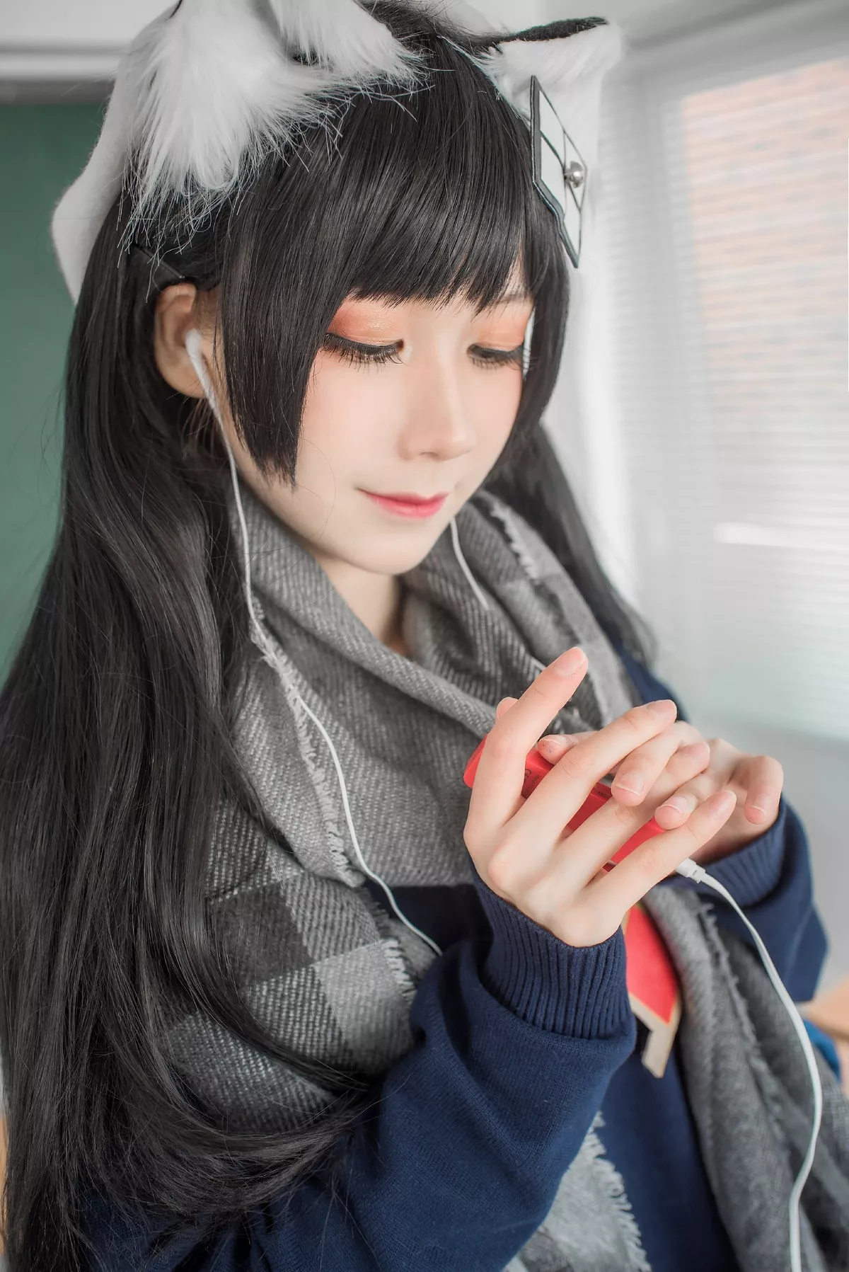 动漫博主izumi泉桃子纯白毕业季主题教室里灰色百褶裙配白丝袜秀美腿诱惑写真40P