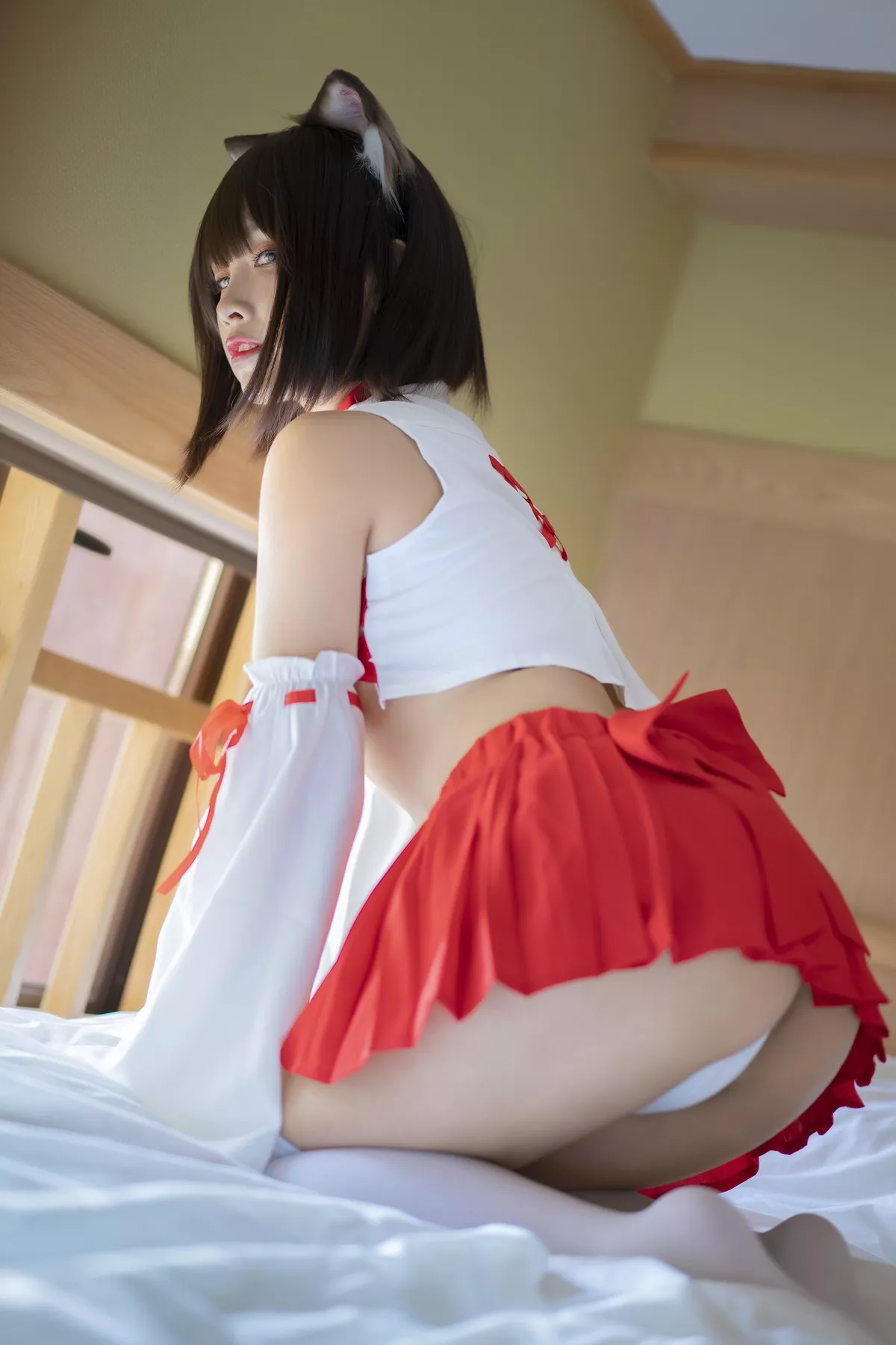 Coser小姐姐Neko薇薇巫女主题红白半截上衣配红短裙露豪乳翘臀撩人诱惑写真30P