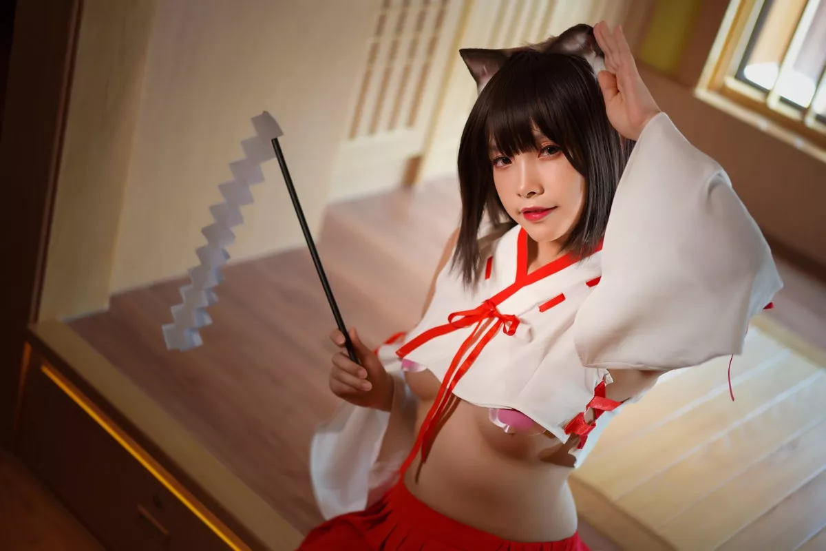 Coser小姐姐Neko薇薇巫女主题红白半截上衣配红短裙露豪乳翘臀撩人诱惑写真30P