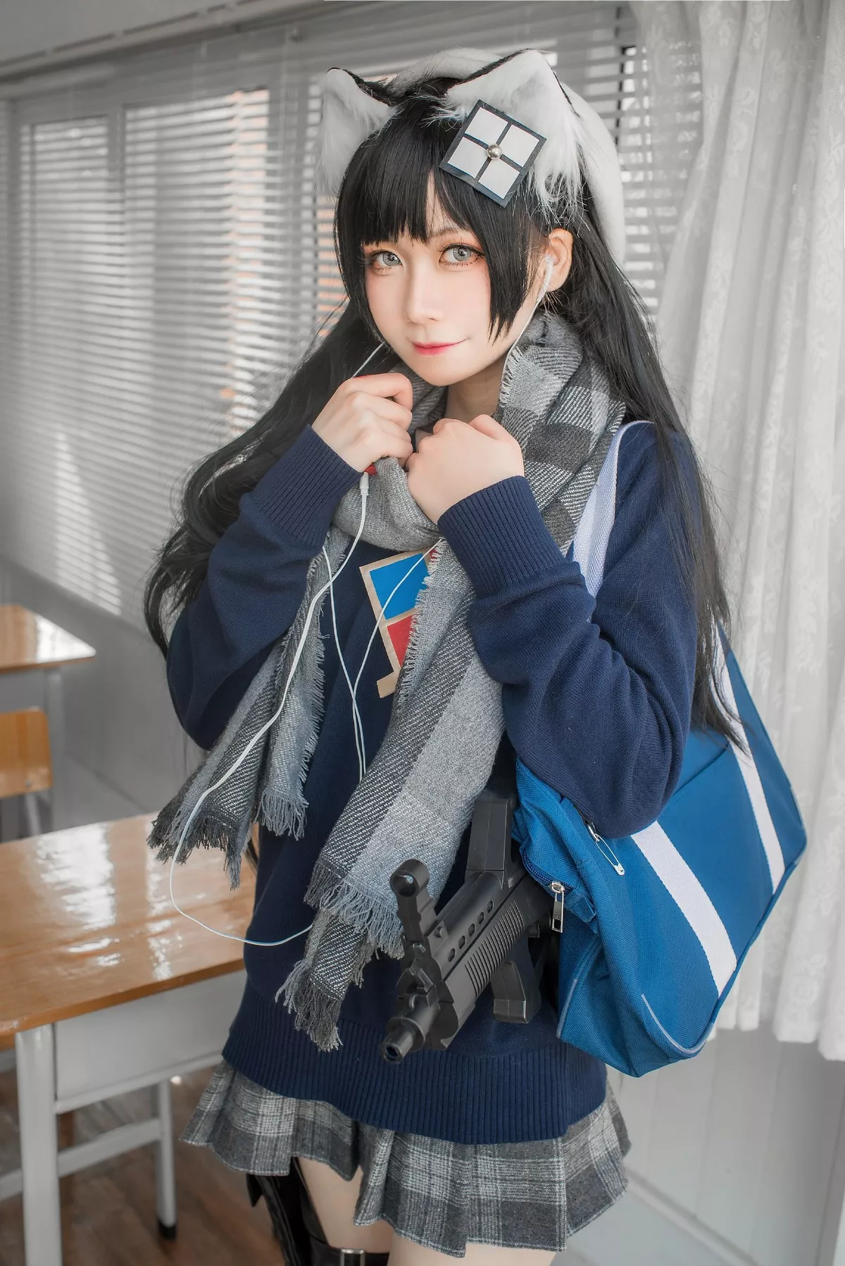 动漫博主izumi泉桃子纯白毕业季主题教室里灰色百褶裙配白丝袜秀美腿诱惑写真40P