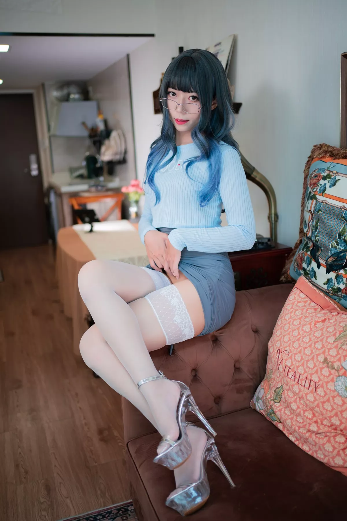 动漫博主Money冷冷吉他少女主题私房性感露臀长裙半撩露蕾丝袜撩人诱惑写真123P
