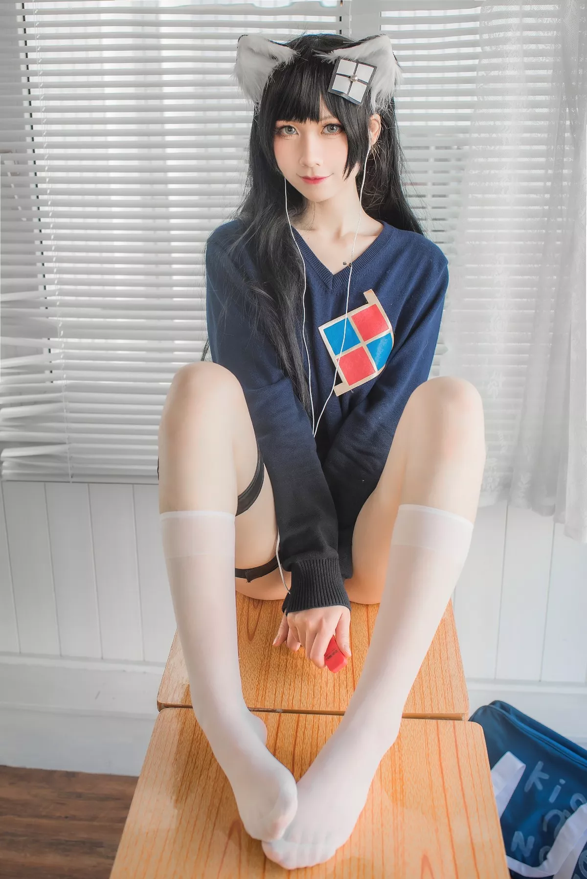 动漫博主izumi泉桃子纯白毕业季主题教室里灰色百褶裙配白丝袜秀美腿诱惑写真40P