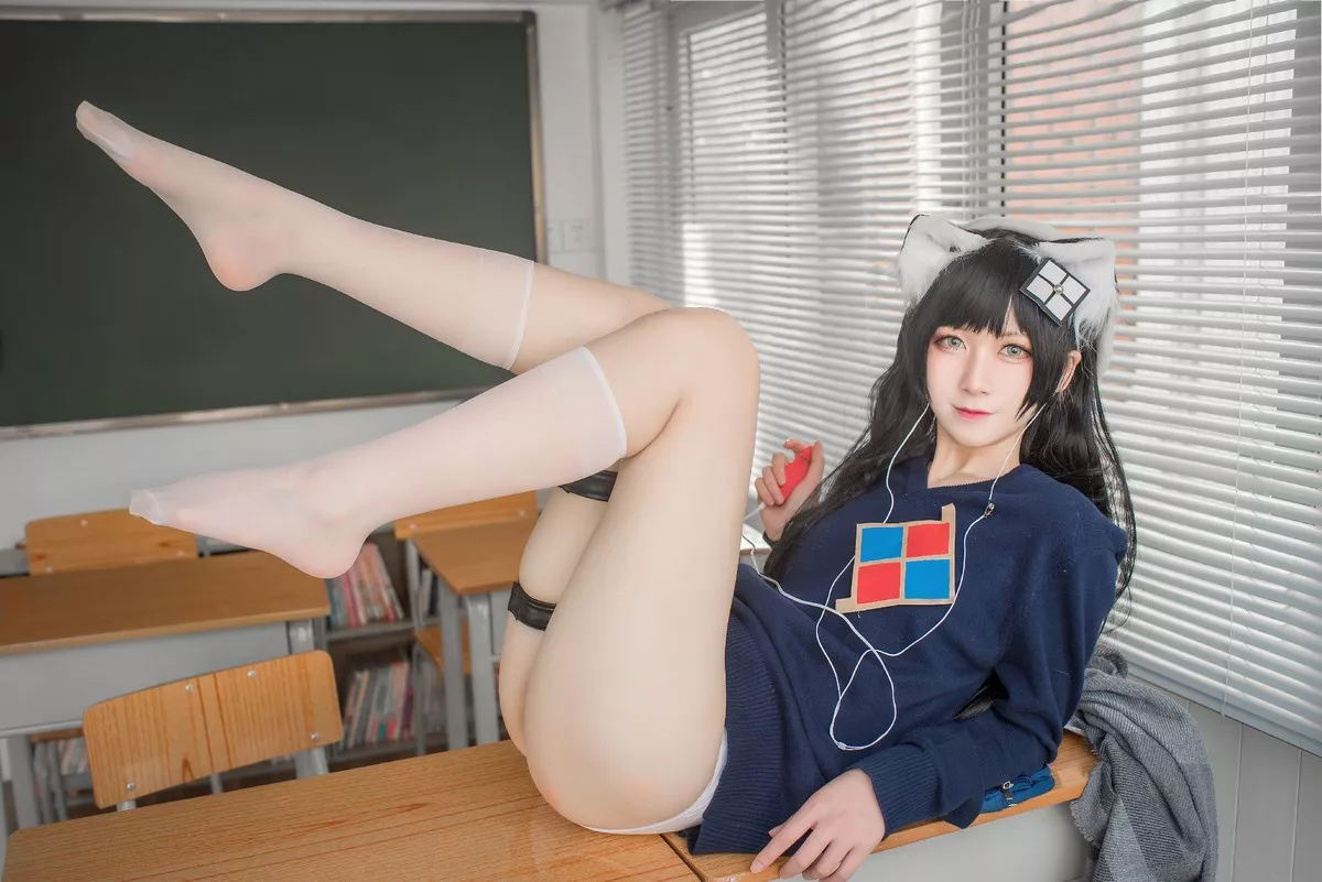 动漫博主izumi泉桃子纯白毕业季主题教室里灰色百褶裙配白丝袜秀美腿诱惑写真40P