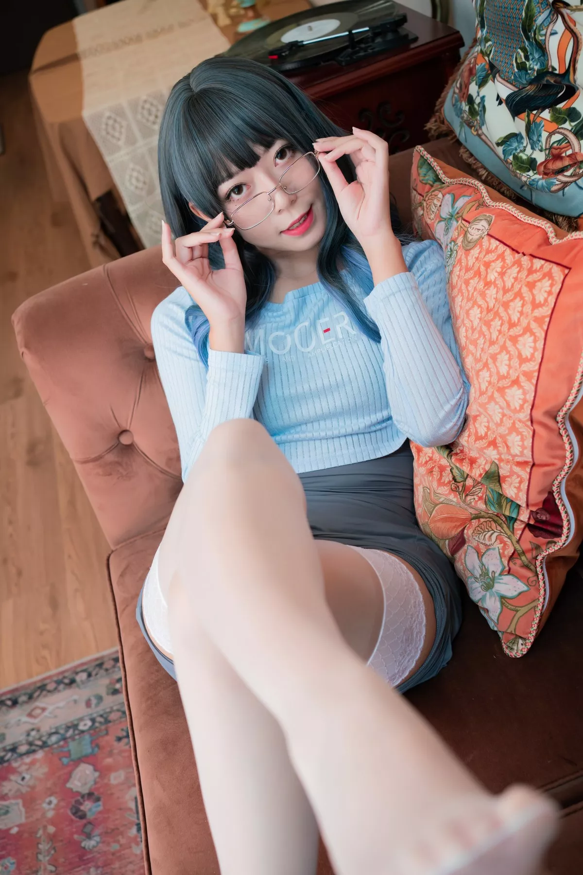 动漫博主Money冷冷吉他少女主题私房性感露臀长裙半撩露蕾丝袜撩人诱惑写真123P
