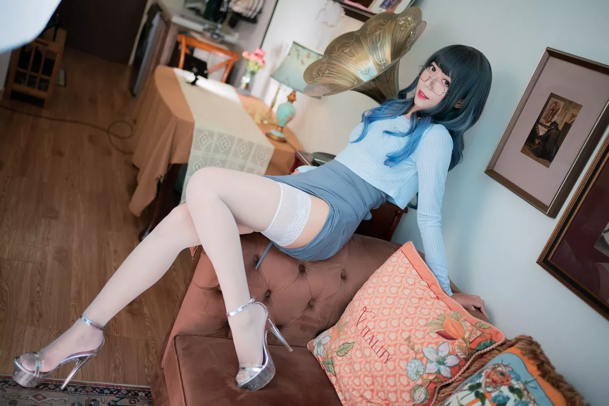 动漫博主Money冷冷吉他少女主题私房性感露臀长裙半撩露蕾丝袜撩人诱惑写真123P