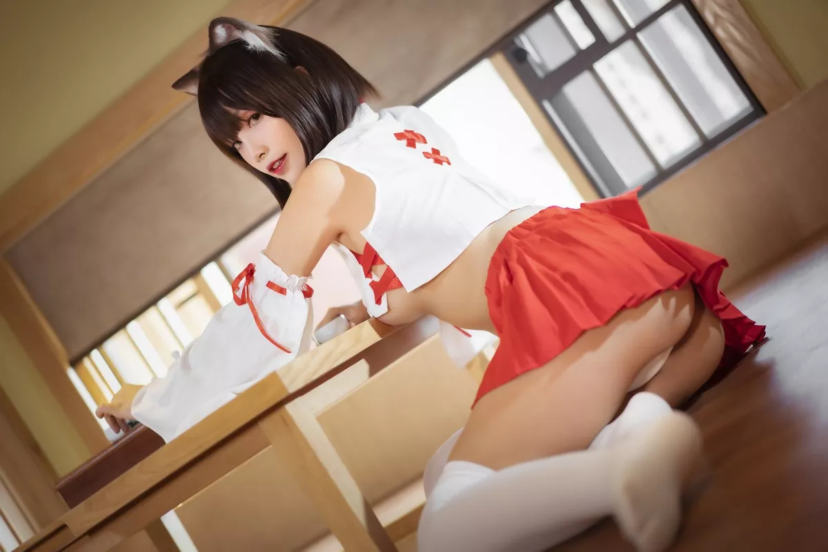 Coser小姐姐Neko薇薇巫女主题红白半截上衣配红短裙露豪乳翘臀撩人诱惑写真30P
