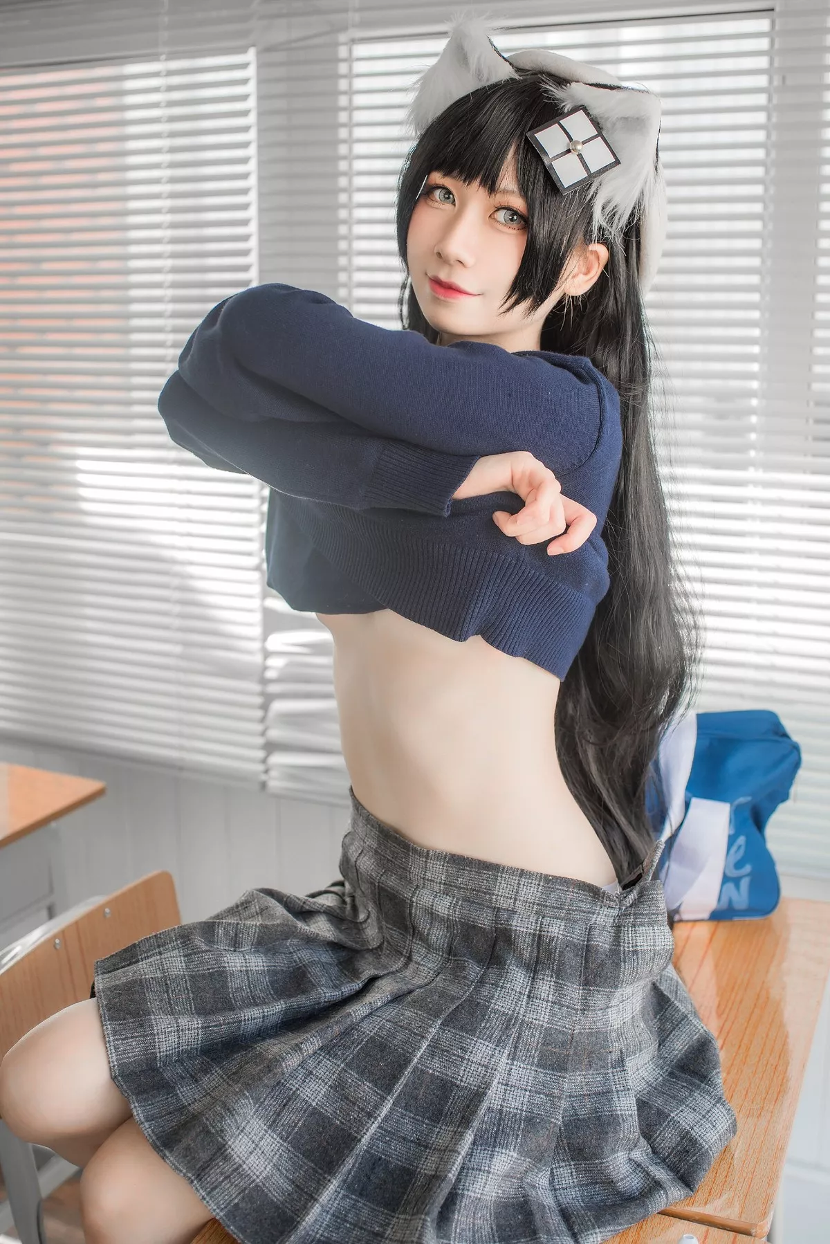 动漫博主izumi泉桃子纯白毕业季主题教室里灰色百褶裙配白丝袜秀美腿诱惑写真40P